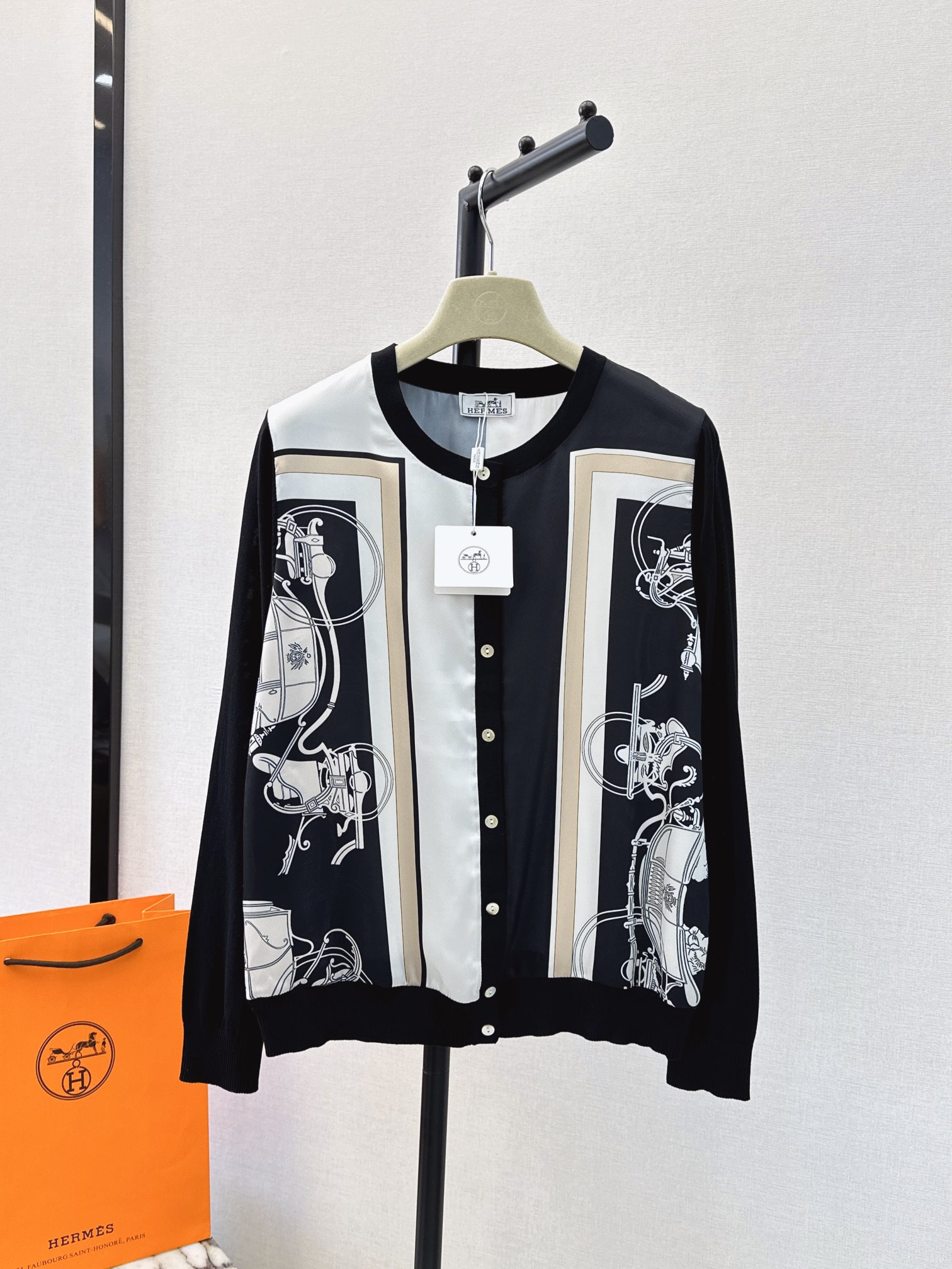 NO:421533,Exclusive first launch Her 24Ss————The latest model of early autumn silk-print pattern spliced ​​knitted cardigan Tennis knitted fabric spliced ​​twill silk. The thin texture is very breathable. Must-have items. The classic style is not picky. The upper body looks slim and versatile. Three-color spot sml, alexander wang19860909独家首发 Her 24Ss———早秋最新款人丝印花图案拼接针织开衫天丝针织面料拼接斜纹人丝 轻薄的质感透气性很好 必备单品 经典版型不挑人 上身显瘦又百搭 三色现货发售sml,,alexander wang,Women's clothing