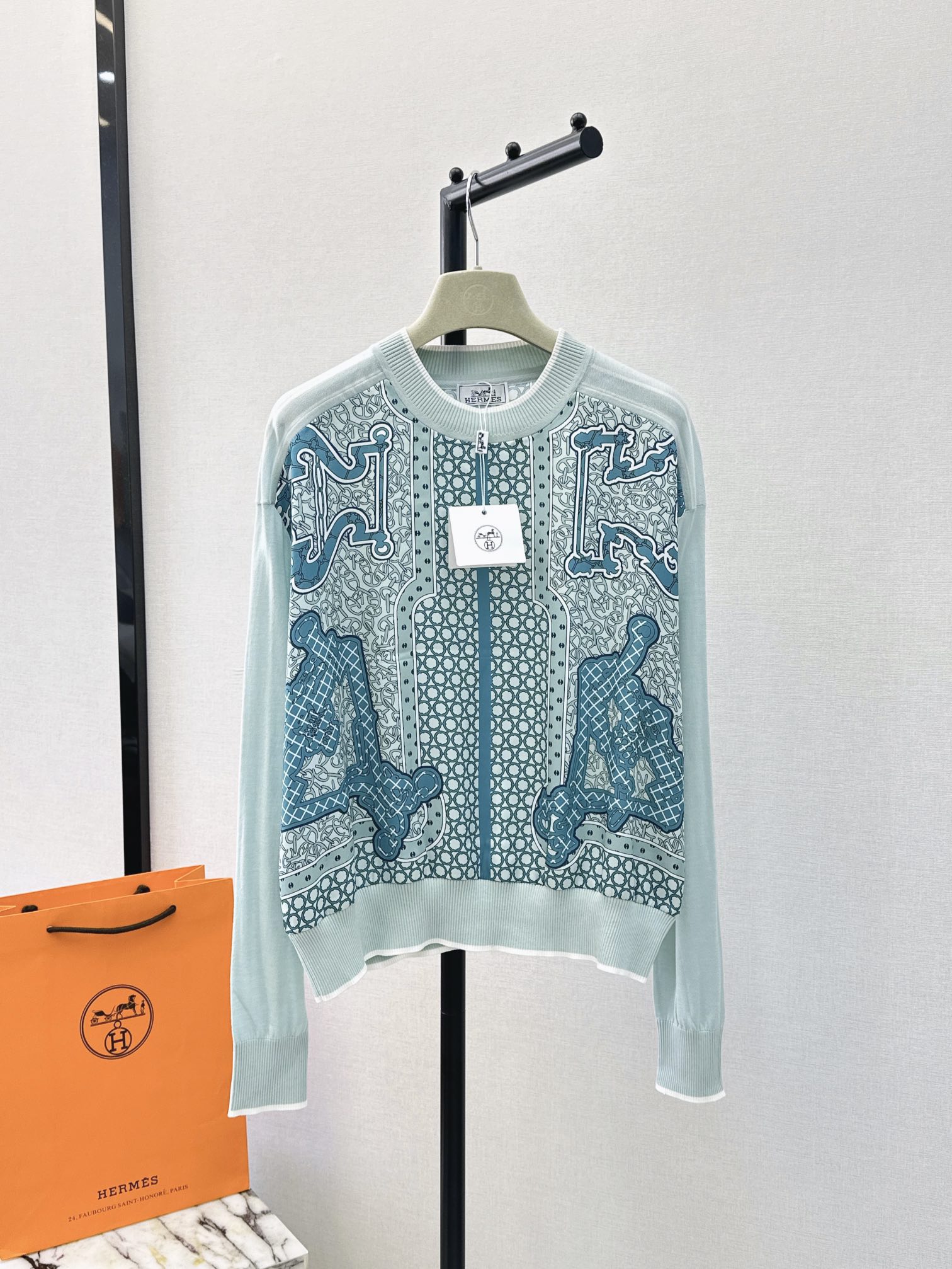 NO:800032,Exclusive debut of Her 24Ss - the latest spring and summer rayon printed pattern spliced ​​sweater, Tencel knitted fabric spliced ​​twill rayon, light and thin texture, very breathable, a must-have item for summer. The classic version is not picky, looks slim and versatile, and is available in two colors sml,,19860909独家首发 Her 24Ss———春夏最新款人丝印花图案拼接针织衫天丝针织面料拼接斜纹人丝 轻薄的质感透气性很好夏日必备单品 工经典版型不挑人上身显瘦又百搭 两色现货发售sml,,,Women's clothing