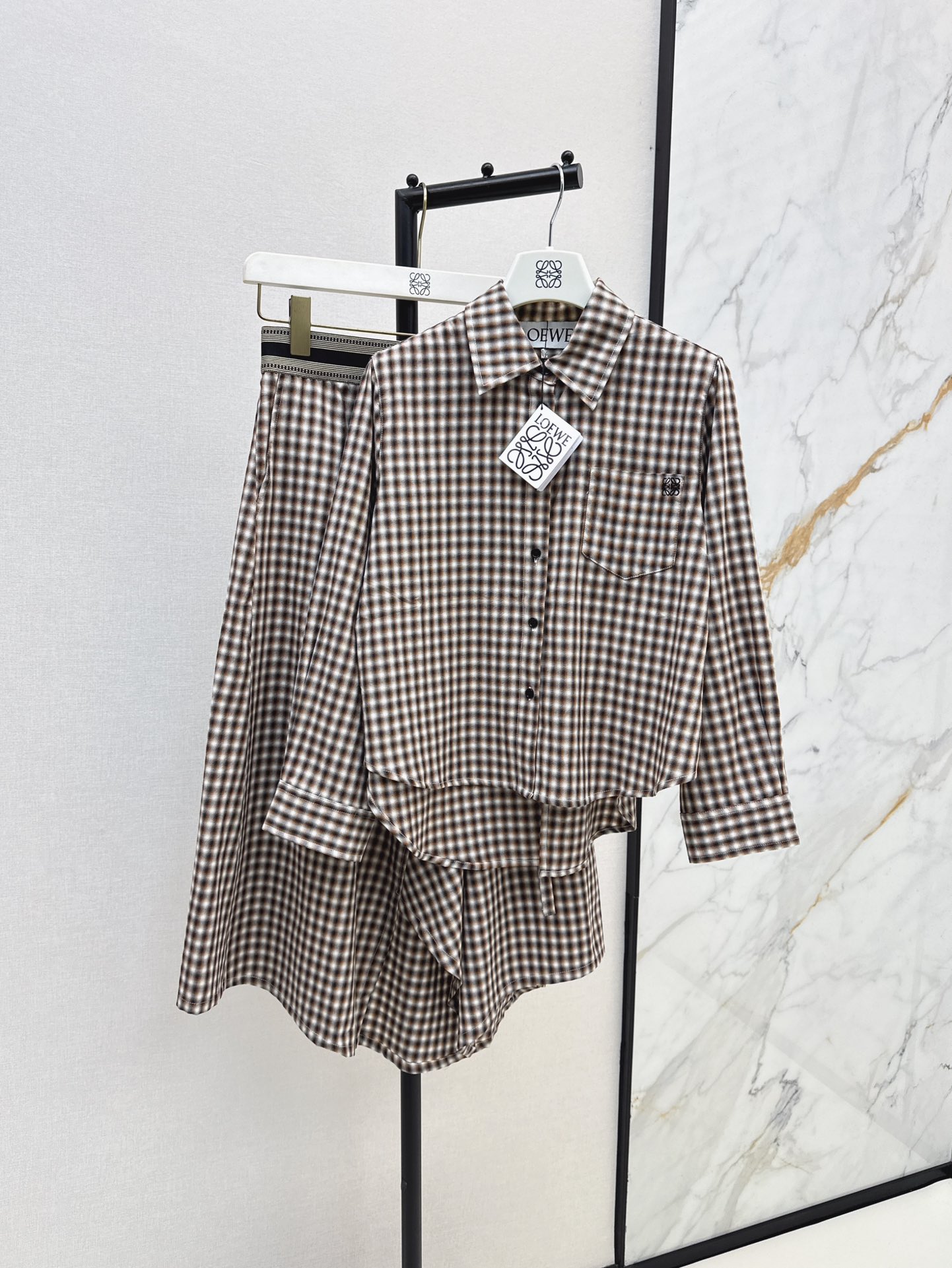 NO:307399,A set of shirt skirt pattern Loe 24Ss———The latest autumn and winter Yang Mi’s same suit with a slit back and bow shirt   irregular cut-and-piece skirt. A fashionable outfit is easy to wear. A set of matching looks good in capital, which looks tall and hides flesh. The shirt and skirt have their own design sense. A must-have for fashionable essence. It is also very versatile when paired separately. Three colors are developed in stock. Loewe, skirts, shirts, alexander wang19860909衬衫半裙纹一套搭配 Loe 24Ss————秋冬最新杨幂同款套装后背开叉系蝴蝶结衬衫 不规则裁片拼接半裙 时髦的穿搭轻松Get 一套搭配大写的好看 很显高又藏肉 衬衫和半裙各自有设计感 时髦精必备 分开搭配也很百搭 三色分开发 现货发售,,loewe,skirts,shirts,alexander wang,Women's clothing