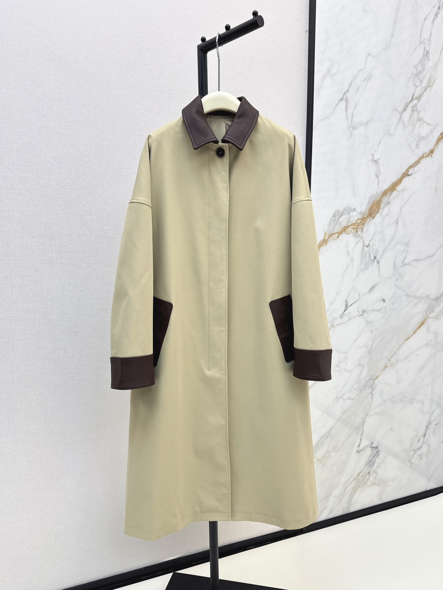 NO:315354,Exclusive model ~~ Her 24Ss———The latest autumn and winter style leather collar long windbreaker with 100% lychee pattern lambskin contrast color decoration method, handmade oil edge craft splicing design, exclusive imported worsted high-density double-stranded cotton fabric, very broad texture and delicate pendant feel!  m classic H long style, fashionable temperament, elegant and casual high-end feeling, two colors on sale sml, sheepskin, alexander wang19860909独家款～～ Her 24Ss————秋冬最新款拼皮领长风衣百分百荔枝纹小羊皮撞色装饰做法 手工油边工艺拼接设计 独家进口精纺高密双股的全棉面料 挺阔质感细腻坠感超赞！m经典H长款版型 时髦气质显高挑 优雅随性的高级感 两色现货发售sml,,sheepskin,alexander wang,Women's clothing