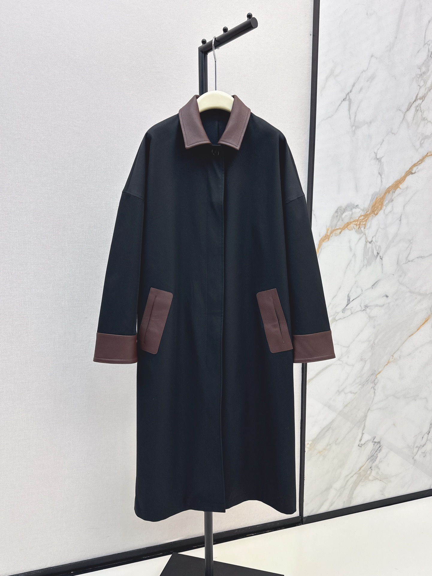 NO:315355,Exclusive model ~~ Her 24Ss———The latest autumn and winter style leather collar long windbreaker with 100% lychee pattern lambskin contrast color decoration method, handmade oil edge craft splicing design, exclusive imported worsted high-density double-stranded cotton fabric, very broad texture and delicate pendant feel!  m classic H long style, fashionable temperament, elegant and casual high-end feeling, two colors on sale sml, sheepskin, alexander wang19860909独家款～～ Her 24Ss————秋冬最新款拼皮领长风衣百分百荔枝纹小羊皮撞色装饰做法 手工油边工艺拼接设计 独家进口精纺高密双股的全棉面料 挺阔质感细腻坠感超赞！m经典H长款版型 时髦气质显高挑 优雅随性的高级感 两色现货发售sml,,sheepskin,alexander wang,Women's clothing