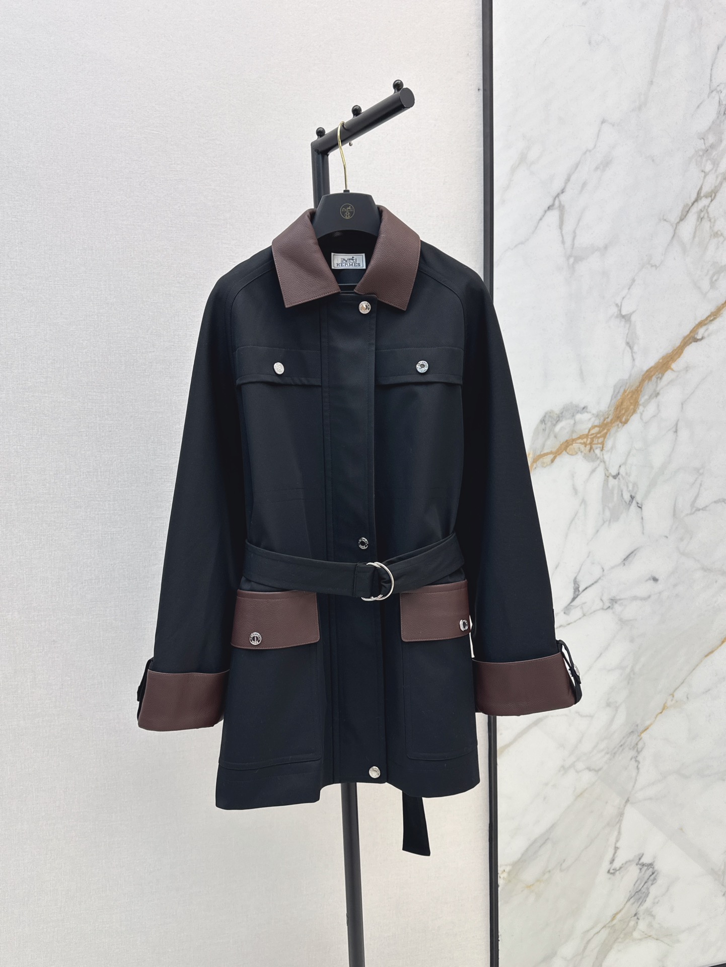 NO:315345,Exclusive model ~Her 24Ss———The latest autumn and winter style leather collar workwear pocket mid-length windbreaker 100% lychee pattern small goatskin handmade oil edge craft splicing design Exclusive imported worsted high-density double-stranded cotton fabric, very broad texture and delicate pendant feeling, classic H-band style, fashionable temperament and tall, elegant and casual high-end sense, excellent upper body aura, two colors are on sale in stock, sheepskin, alexander wang19860909独家款 ～Her 24Ss————秋冬最新款拼皮领工装口袋中长风衣百分百荔枝纹小山羊皮手工油边工艺拼接设计 独家进口精纺高密双股的全棉面料 挺阔质感细腻坠感超赞 经典H系腰带版型 时髦气质显高挑 优雅随性的高级感 上身气场超赞 两色现货发售sml,,sheepskin,alexander wang,Women's clothing