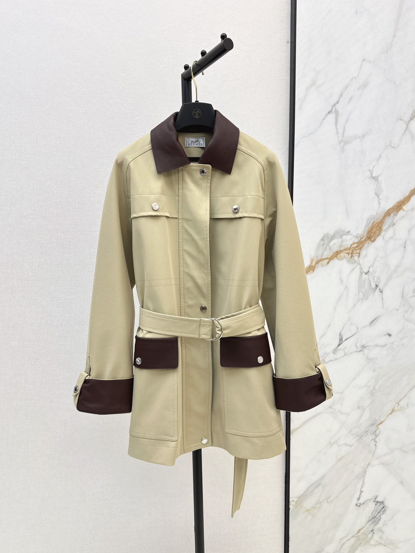 NO:315348,Exclusive model ~Her 24Ss———The latest autumn and winter style leather collar workwear pocket mid-length windbreaker 100% lychee pattern small goatskin handmade oil edge craft splicing design Exclusive imported worsted high-density double-stranded cotton fabric, very broad texture and delicate pendant feeling, classic H-band style, fashionable temperament and tall, elegant and casual high-end sense, excellent upper body aura, two colors are on sale in stock, sheepskin, alexander wang19860909独家款 ～Her 24Ss————秋冬最新款拼皮领工装口袋中长风衣百分百荔枝纹小山羊皮手工油边工艺拼接设计 独家进口精纺高密双股的全棉面料 挺阔质感细腻坠感超赞 经典H系腰带版型 时髦气质显高挑 优雅随性的高级感 上身气场超赞 两色现货发售sml,,sheepskin,alexander wang,Women's clothing