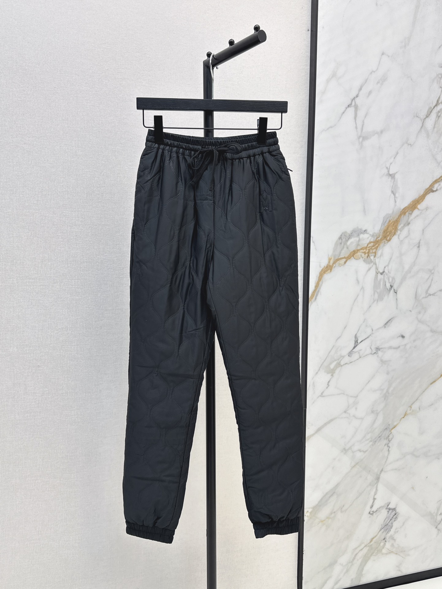 NO:587651,Mack~ 24Ss————The latest hot-printed quilted down pants with incredible warmth, you can wear them to ski without any problem. The key is that the version is super slim. The double-sided wearable technical fabric presents a unique quilted texture. The elasticated leg side zipper design. The bread-lined version is fashionable and versatile. Casual and handsome. 90 white duck down filling. Original hardware accessories from the counter. Three colors available for sale sml, down jacket, alexander wang19860909Mack～ 24Ss————秋冬最新款烫印绗缝保暖度爆棚的羽绒裤穿上它去滑雪都没问题 关键是版型超显瘦 双面可穿科技面料呈现别致绗缝纹理 松紧裤脚侧拉链设计 面包压线版型时髦百搭 休闲帅气 90白鸭绒填充 专柜原版五金配件 三色现货发售sml,,down jacket,alexander wang,Women's clothing