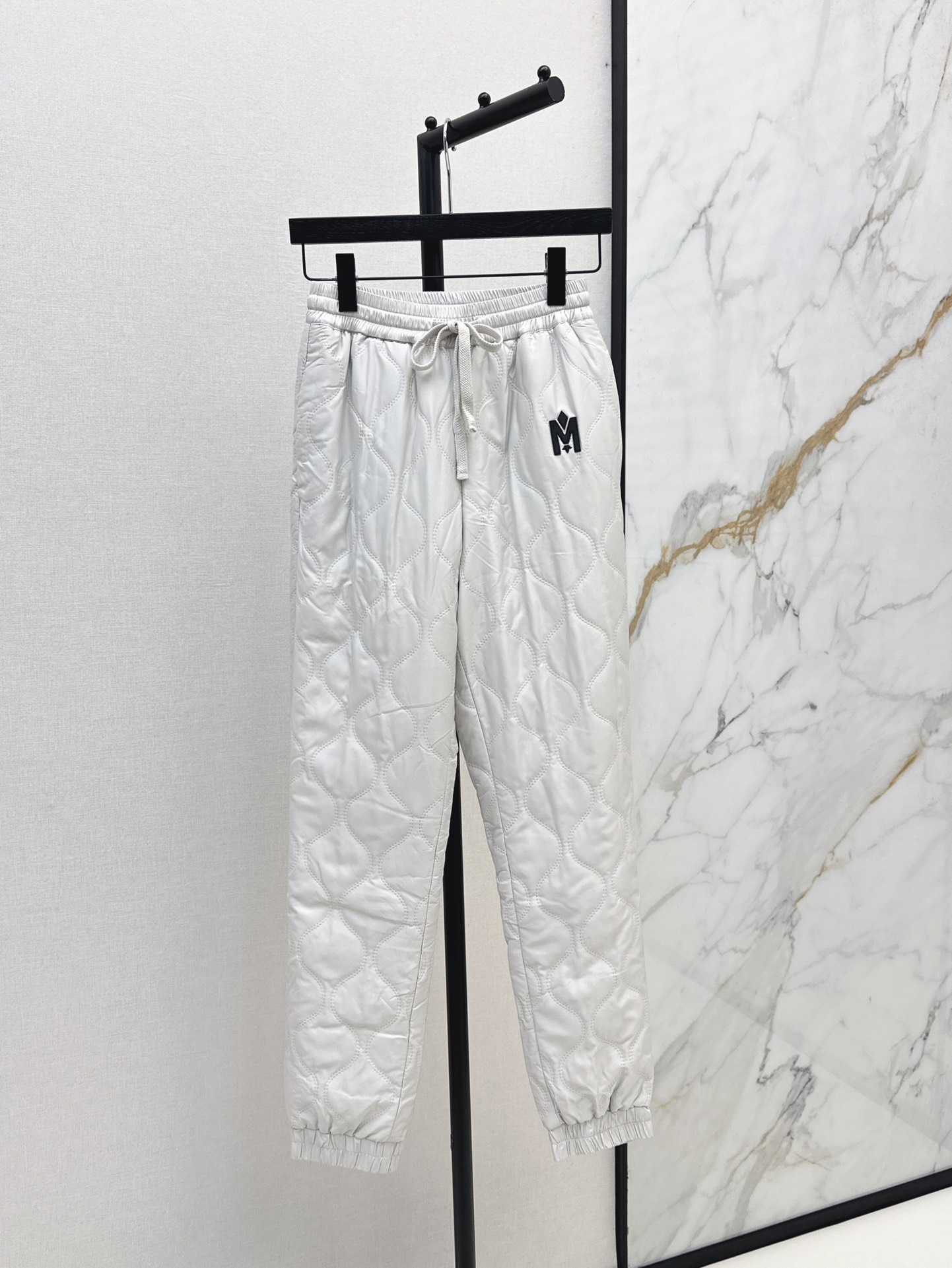 NO:587646,Mack~ 24Ss————The latest hot-printed quilted down pants with incredible warmth, you can wear them to ski without any problem. The key is that the version is super slim. The double-sided wearable technical fabric presents a unique quilted texture. The elasticated leg side zipper design. The bread-lined version is fashionable and versatile. Casual and handsome. 90 white duck down filling. Original hardware accessories from the counter. Three colors available for sale sml, down jacket, alexander wang19860909Mack～ 24Ss————秋冬最新款烫印绗缝保暖度爆棚的羽绒裤穿上它去滑雪都没问题 关键是版型超显瘦 双面可穿科技面料呈现别致绗缝纹理 松紧裤脚侧拉链设计 面包压线版型时髦百搭 休闲帅气 90白鸭绒填充 专柜原版五金配件 三色现货发售sml,,down jacket,alexander wang,Women's clothing