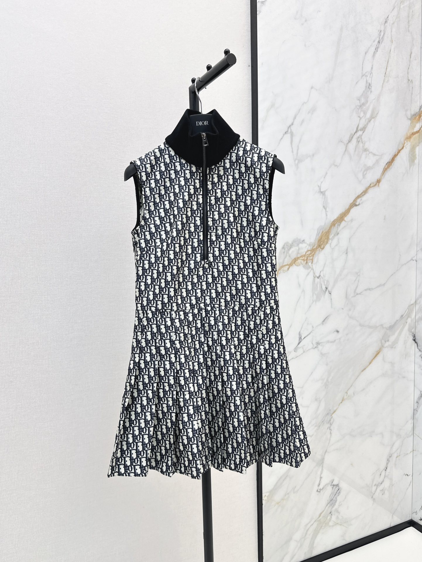 NO:314646,Recommended for explosive orders CD 25Ss——— Early spring technology taffeta Reverse pattern Oblique jacquard dress daily commuter style. The upper body shows the retro and age-reducing girlish feeling~~ Delivery belt waist-hugging concave shape The pleated skirt hem is very material-consuming. One-sex spot sale sml, versace, skirts, alexander wang19860909爆单推荐 CD 25Ss———早春科技塔夫绸 Reverse 图案Oblique提花连衣裙日常通勤款 搭配上身彰显复古减龄少女感绝绝子～～ 配送腰带收腰凹造型 压褶大裙摆做法非常耗料哦 一色现货发售sml,,versace,skirts,alexander wang,Women's clothing