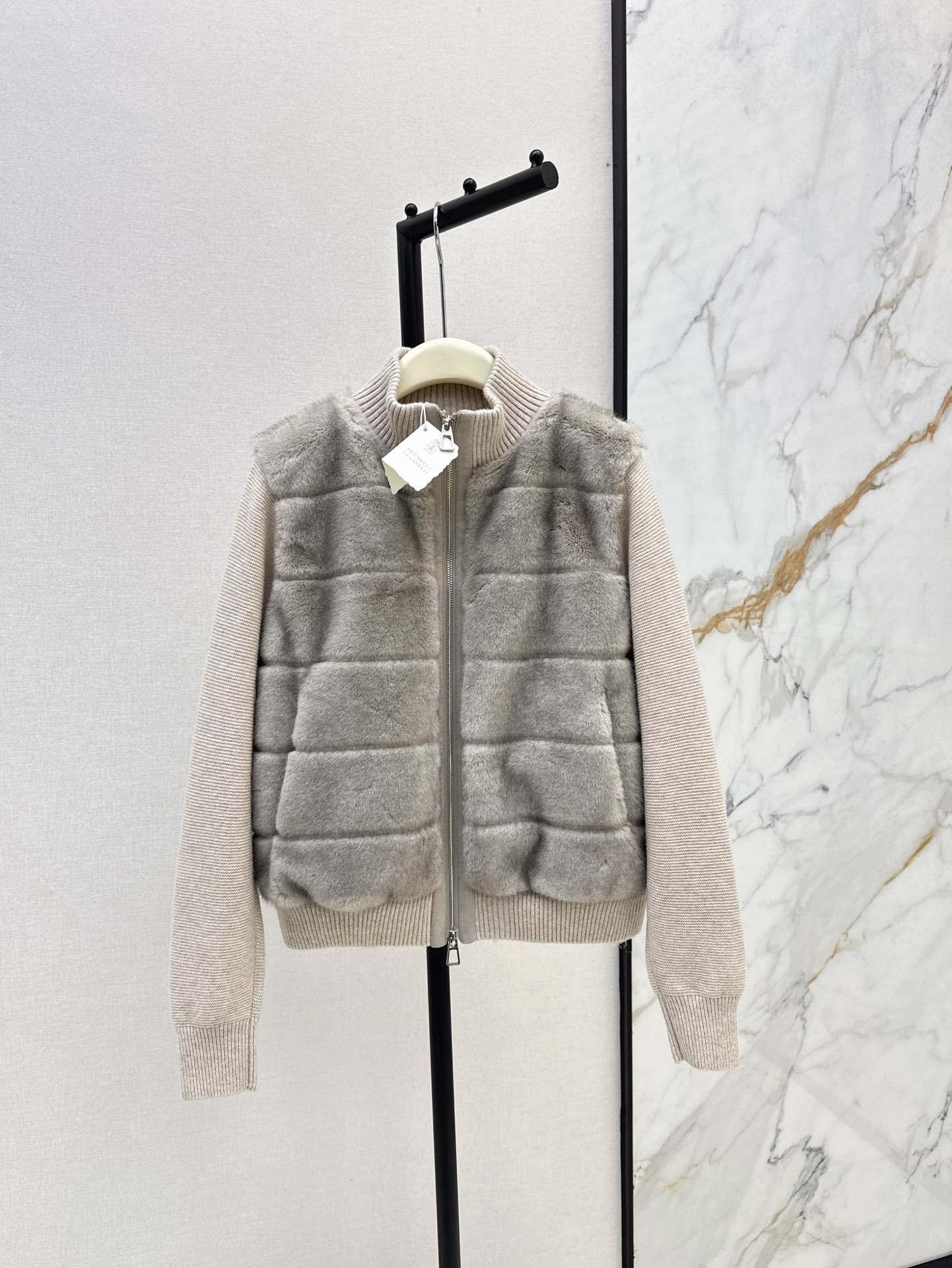 NO:457682,Exclusive model ~LP 24Ss———The latest autumn and winter stand-alone knitted spliced ​​down jacket customized nylon + wool knitted fabric + environmentally friendly imitation mink fur 90 white goose down filling inner, the whole light and warmth is the wool knitted material echoes the sleeves, showing the style. The regular slim fit style is different from the large version. The upper body is light and fashionable. It integrates warmth and fashionable. Get rid of traditional down bloat. Southern babies are ready for autumn and winter. Northern babies are layered in winter. Customized. Two colors are available for sale in stock. Sml, loro piano, down jacket, alexander wang19860909独家款～LP 24Ss————秋冬最新款立领针织拼接羽绒服定制尼龙+羊毛针织面料+环保仿水貂皮草 90白鹅绒填充内里 整轻薄保暖 羊毛针织材质与衣袖相呼应 彰显格调 常规修身版型区别于大版型 上身轻盈时尚 集保暖与时髦一体 摆脱传统的羽绒臃肿 南方宝宝秋冬一件搞定 北方宝宝入冬叠穿 定 两色现货发售sml,,loro piana,down jacket,alexander wang,Women's clothing