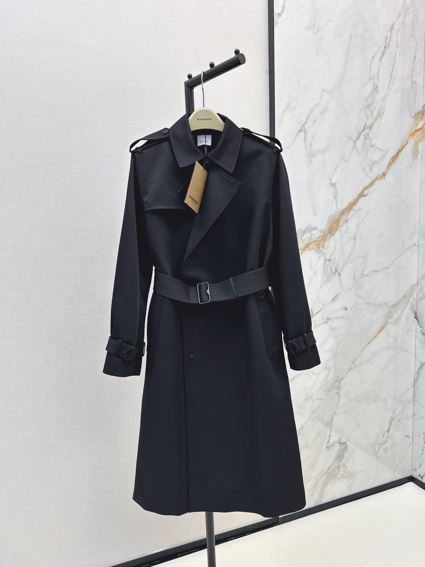 NO:312640,Bur 24Ss———The latest black long lapel windbreaker jacket in autumn and winter. The style is quite broad, exquisite, capable and luxurious. The belt can be adjusted at will. A N-type way to wear. The classic H-type upper body is very thin and not picky about the figure at all. The fashionable, retro and elegant aura is excellent. The black is versatile and durable. It looks good when going out on the street or commuting. It is available in stock. SML, burberry, jackets & coats, alexander wang19860909Bur 24Ss————秋冬最新款黑色长款翻领风衣外套 版型质感挺阔精致干练又奢华 腰带可以随意调节高腰低腰 一件N种穿法 经典H版型上身很巨瘦完全不挑身材 时髦复古优雅气场超赞 黑色百搭经久耐穿 日常出街或者通勤都好看 一色现货发售sml,,burberry,jackets & coats,alexander wang,Women's clothing