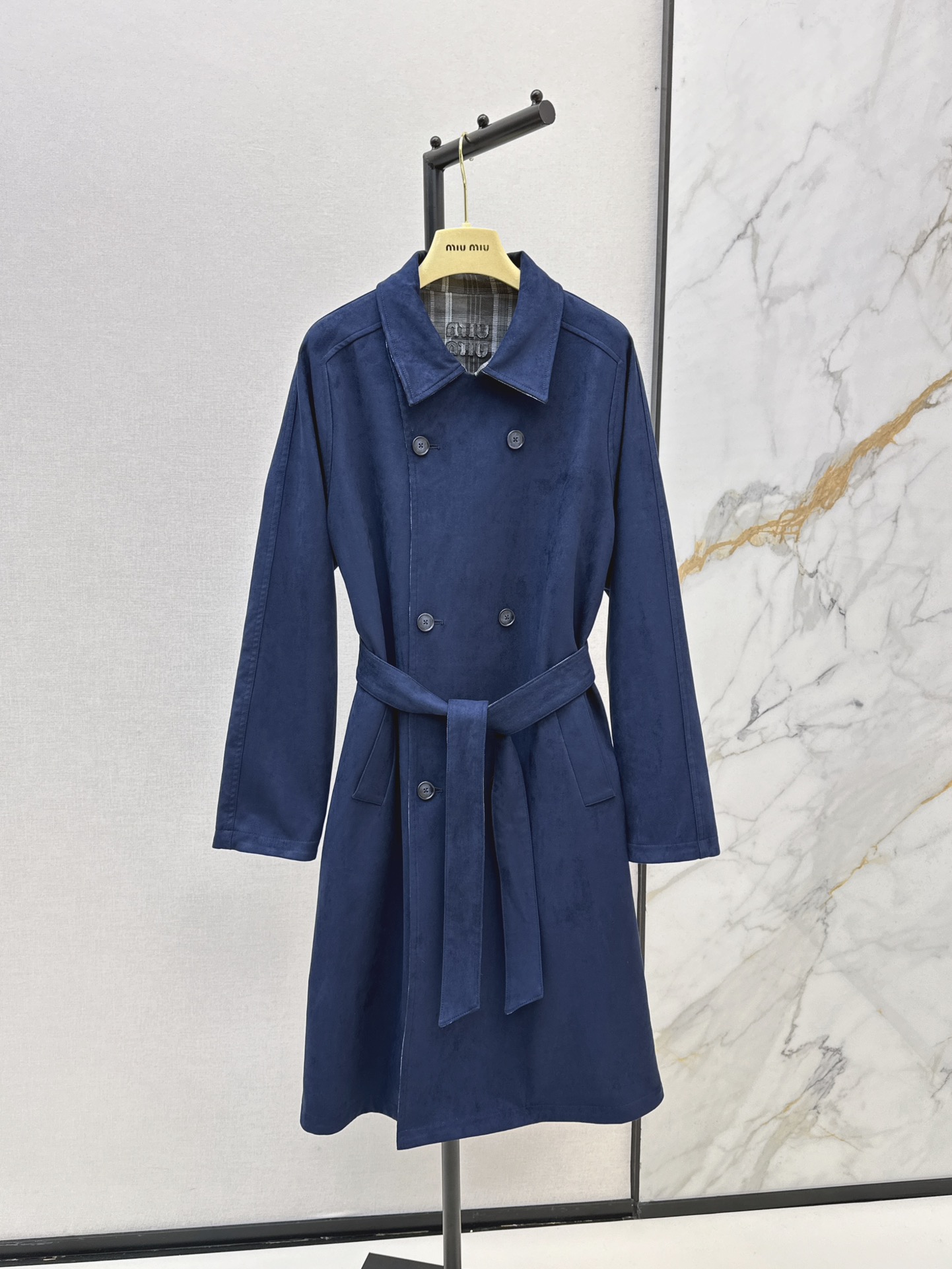 NO:310105,Exclusive model ~ Miu 24Ss———The latest Miu style dressing for autumn and winter, double-sided windbreaker. This double-sided windbreaker seems to have its own eye-catching points. It has a very aura. On one side, it is a gentle and beautiful clean color. On the other side, it is a British retro plaid. The whole retro feel is full. The appearance is extra points. Simple single-breasted placket. The length is under the knee. It can easily cover the flesh and make you look slimming. A must-have for fashionable outfits. Two colors are available for sale in stock. Miumiu, alexander wang.19860909独家款～ Miu 24Ss————秋冬最新款缪式穿搭双面穿风衣 这件双面穿风衣仿佛自带吸睛点 很有气场 一面是温柔好看的净色 一面是英伦复古格纹 整个复古感拉满 颜值加分 简约单排扣门襟 长度到膝盖下 轻松遮肉显瘦 时髦穿搭必备 两色现货发售sml,,miumiu,alexander wang,Women's clothing