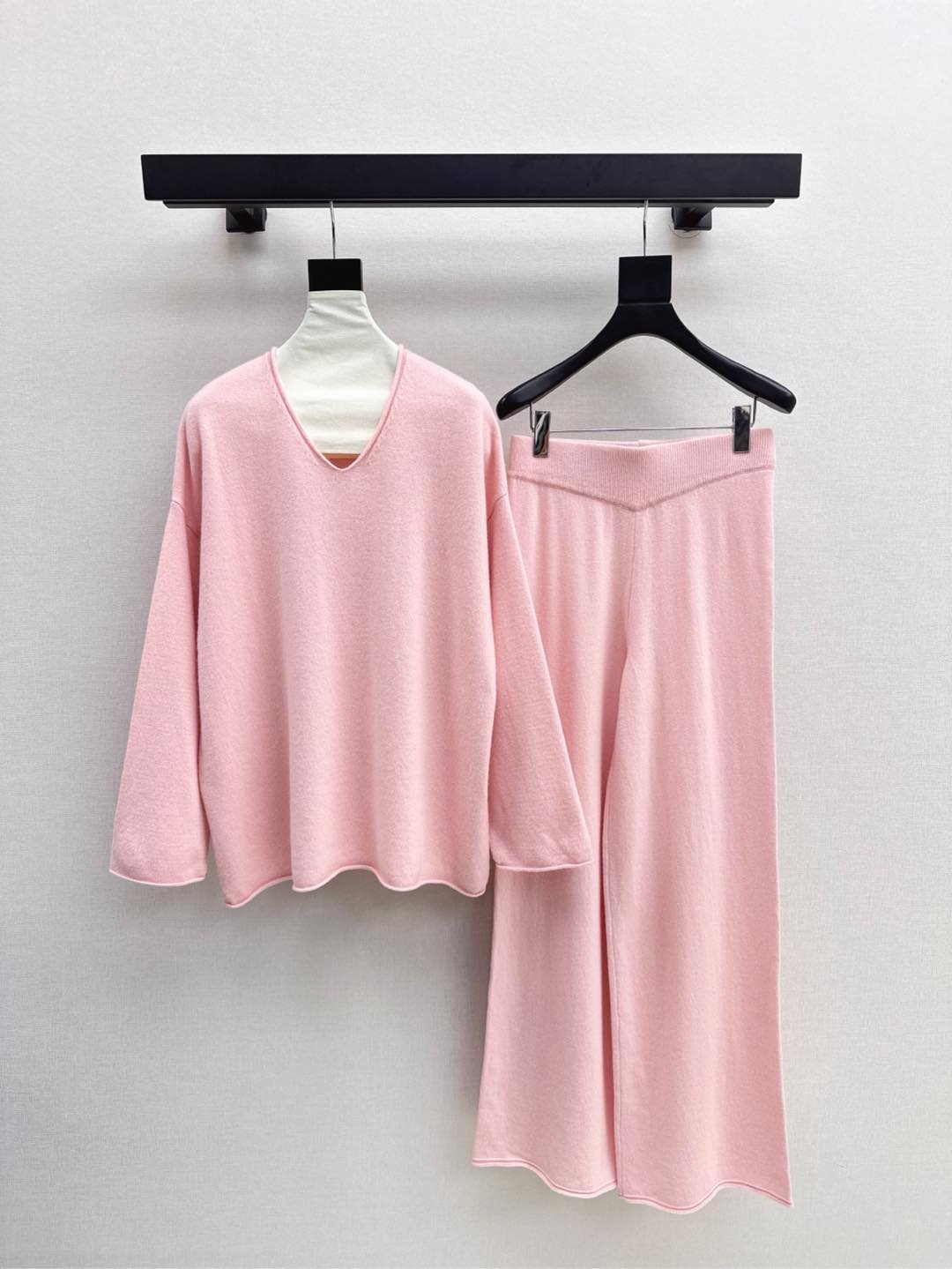 NO:295419,Exclusive first release Max 25Ss———The latest age-reducing cherry blossom powder wool suit in early spring, lazy sweater   straight pants, 100% worsted wool yarn fabric, simple and atmospheric lazy style, durable, warmth and appearance are both online~~ The most practical and versatile boutique, everyday high-end, base layered in autumn and winter!  !  Extra large elasticity does not pick on body shape. One set for sale. One color is available for sale in stock. SML, Sweaters, Alexander wang19860909独家首发 Max 25Ss———早春最新款减龄樱花粉羊毛套装慵懒毛衣 直筒裤 百分百精纺羊毛纱线面料 简约大气慵懒版型 经久耐穿 保暖度和颜值却都在线～～最实穿百搭的精品 秋冬打底叠穿日常高级！！超大弹力不挑身材 一套出售 一色现货发售sml,,sweaters,alexander wang,Women's clothing