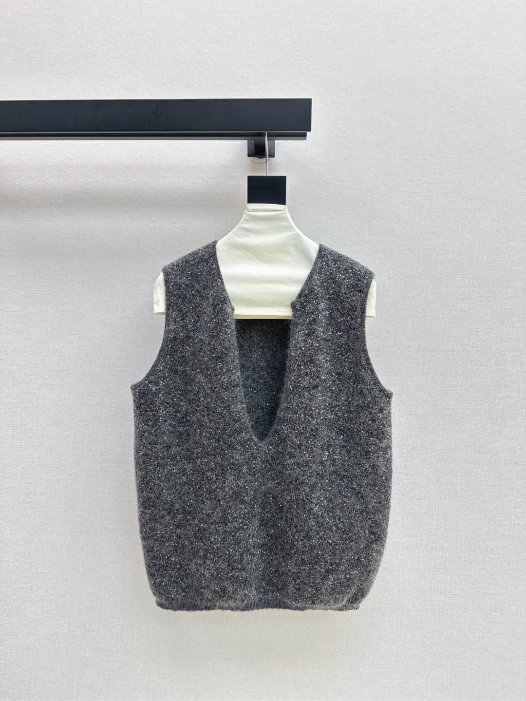 NO:295416,Exclusive model ~ 25Ss———The latest model of early spring U-neck vest with inner ceiling, customized sequin yarn, sweet and cute, with a sense of specialty and exquisiteness, full of temperament, strong wearability can also highlight the daily fashion sense. SML is available in stock,,alexander wang19860909独家款 ～ 25Ss———早春最新款U领背心内搭的天花板 定制亮片纱线 甜美可人更不失特色精致感 气质感满满 穿性极强也能突出日常的时尚感 一色现货发售sml,,alexander wang,Women's clothing