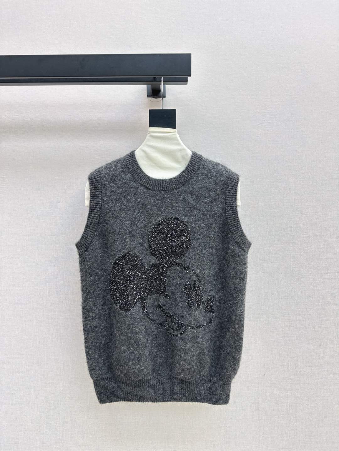 NO:295441,Exclusive model ~ 25Ss———The latest model of early spring Bling Mickey vest with inner ceiling Customized sequin yarn Sweet and lovely without losing the unique and exquisite feeling Full of temperament Highly wearable can also highlight the daily fashion sense. SML 9,,alexander wang19860909独家款 ～ 25Ss———早春最新款Bling米奇背心内搭的天花板 定制亮片纱线 甜美可人更不失特色精致感 气质感满满 穿性极强也能突出日常的时尚感 一色现货发售sml 9,,alexander wang,Women's clothing