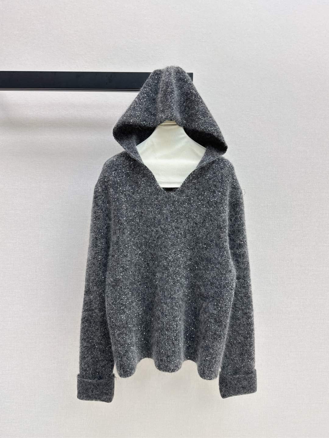 NO:295439,Exclusive model ~ 25Ss———The latest style of early spring loose lazy hooded sweater inside the ceiling Customized sequin yarn Sweet and lovely without losing the unique and exquisite feeling Full of temperament Highly wearable can also highlight the daily fashion sense. SML is available in stock, Hats, Alexander wang19860909独家款 ～ 25Ss———早春最新款宽松慵懒连帽针织衫内搭的天花板 定制亮片纱线 甜美可人更不失特色精致感 气质感满满 穿性极强也能突出日常的时尚感 一色现货发售sml,,hats,alexander wang,Women's clothing