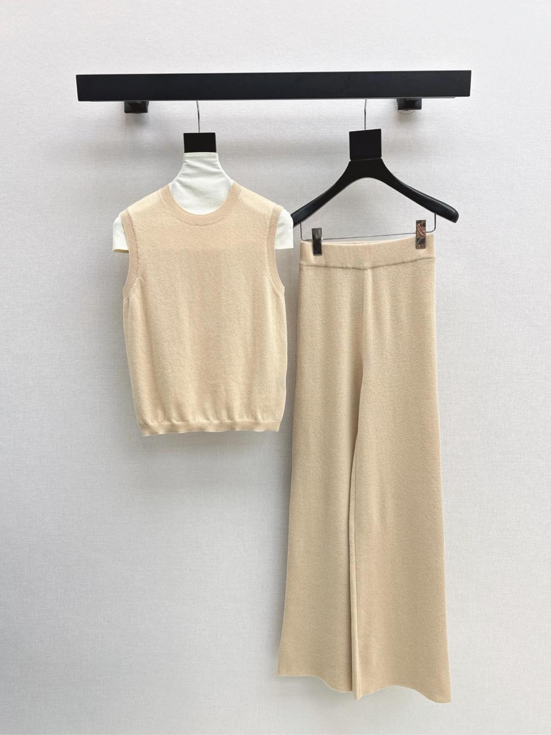 NO:295433,Exclusive first release LP 25Ss—————The latest model of early spring LP old-fashioned style, temperament wool suit, temperament vest   straight pants, high-end minimalist style, original fixed-dye yarn, very high-end tone, 100% wool yarn texture, white and rich beauty, must-have high-end casual suit, one set, one set, two colors are available for sale in stock, sml, loro piana, alexander wang19860909独家首发 LP 25Ss————早春最新款Lp老钱风穿搭气质羊毛套装气质小背心 直筒裤 高级极简风 原版定染纱线很高级的色调 百分百羊毛纱线质感无敌赞 白富美必备高级休闲套装 版型一套上身高挑又显瘦 一套出 两色现货发售sml,,loro piana,alexander wang,Women's clothing