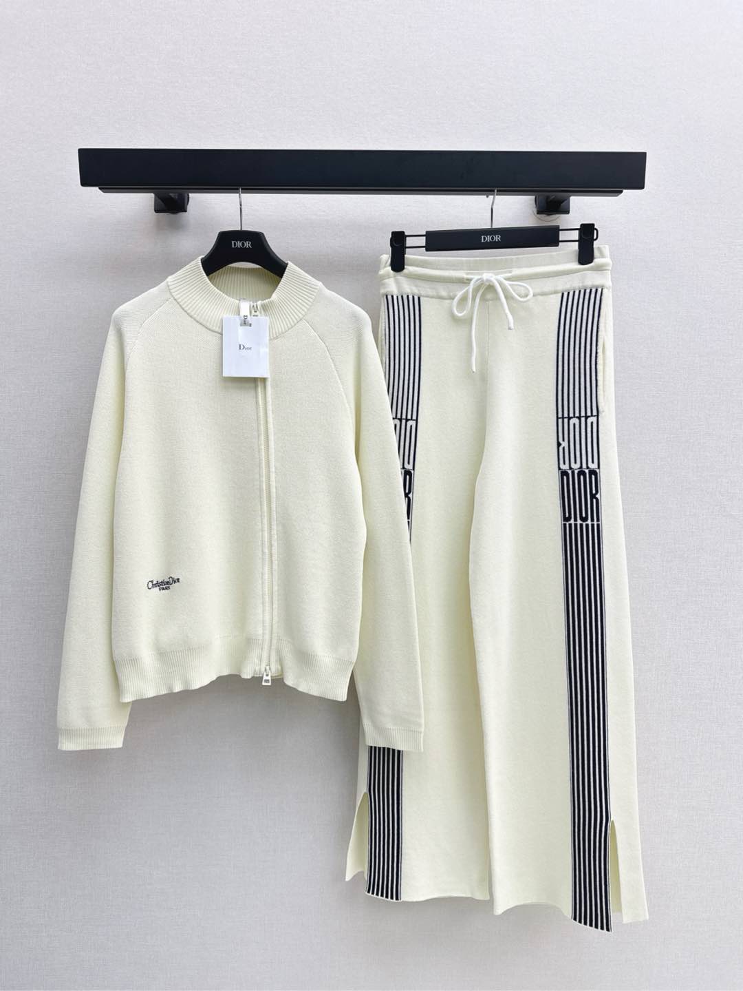 NO:296487,CD 25Ss—————The latest casual knitted suit jacket and zipper jacket   trousers Customized silk thread yarn woven, comfortable and soft, fashionable outfit, casual adjustment and relaxation, cleverly incorporate brand letter logo on the waist, low-key highlights personality charm, match suit wide-leg trousers, elastic rope trousers to modify the abdominal lines, comfortable and fashionable outfit, with webbing on the side, letter logos with trousers legs, slits make the legs look longer, complete sets of outfits can be easily controlled for daily travel or leisure and entertainment, age-reducing style, one set, two colors are available for sale in stock, sml,, jackets & coats, jackets & coats, alexander wang19860909CD 25Ss————早春最新款休闲针织套装夹克拉链外套 长裤 定制丝麻纱线织造 舒适软糯 穿搭洋气 随意调节松弛感拉满 腰侧巧妙融入品牌字母标识 低调彰显了个性魅力 搭配套装阔腿长裤 弹力绳裤头修饰腹部线条 穿搭舒适时尚 侧面以织带加饰字母徽标 裤脚开衩愈发显腿修长 成套穿搭日常出行还是休闲娱乐 都能轻松驾驭 减龄洋气 一套出 两色现货发售sml,,jackets & coats,jackets & coats,alexander wang,Women's clothing