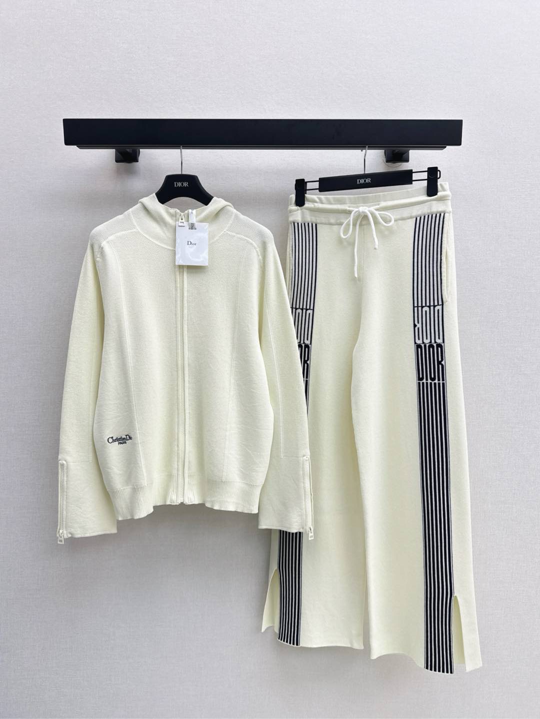 NO:296486,CD 25Ss—————The latest casual knitted suit hooded zipper jacket   trousers Customized silk thread yarn woven, comfortable and soft, fashionable outfit, casual adjustment and relaxation, cleverly incorporate brand letter logo on the waist, low-key highlights personality charm, match suit wide-leg trousers, elastic rope trousers to modify the abdominal lines, comfortable and fashionable outfit, with webbing on the side, letter logos on the side, slits of the trousers are more slender, can be easily controlled for daily travel or leisure and entertainment, reduce age and fashionable, one set, two colors are available for sale in stock, sml,, jackets & coats, hats, alexander wang19860909CD 25Ss————早春最新款休闲针织套装连帽拉链外套 长裤 定制丝麻纱线织造 舒适软糯 穿搭洋气 随意调节松弛感拉满 腰侧巧妙融入品牌字母标识 低调彰显了个性魅力 搭配套装阔腿长裤 弹力绳裤头修饰腹部线条 穿搭舒适时尚 侧面以织带加饰字母徽标 裤脚开衩愈发显腿修长 成套穿搭日常出行还是休闲娱乐 都能轻松驾驭 减龄洋气 一套出 两色现货发售sml,,jackets & coats,hats,alexander wang,Women's clothing