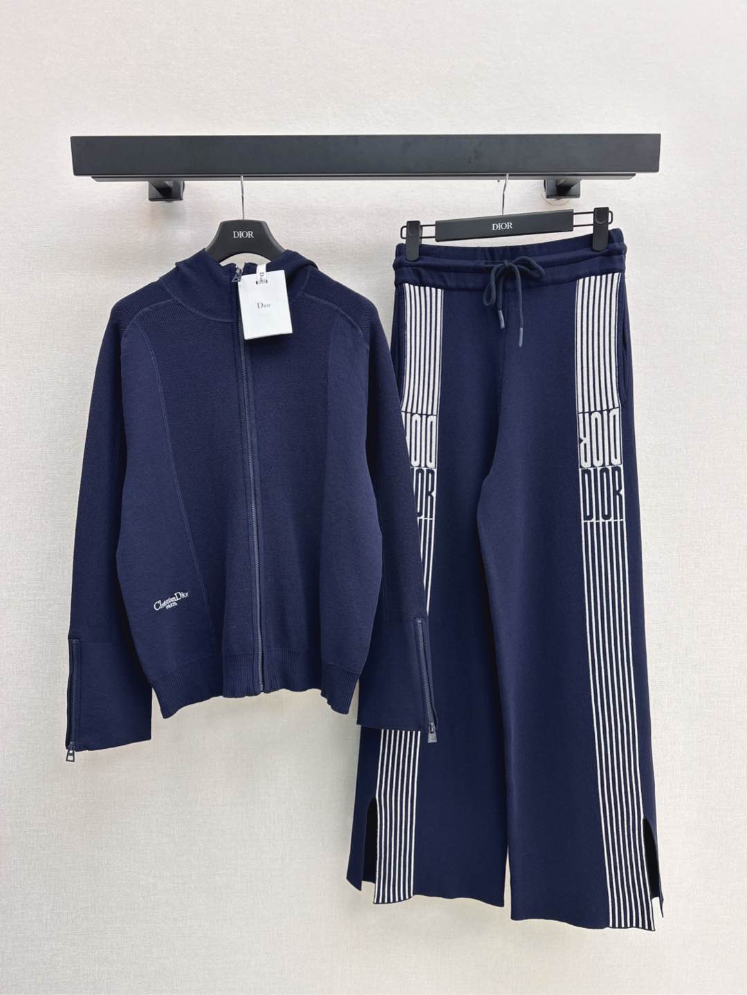 NO:296480,CD 25Ss—————The latest casual knitted suit hooded zipper jacket   trousers Customized silk thread yarn woven, comfortable and soft, fashionable outfit, casual adjustment and relaxation, cleverly incorporate brand letter logo on the waist, low-key highlights personality charm, match suit wide-leg trousers, elastic rope trousers to modify the abdominal lines, comfortable and fashionable outfit, with webbing on the side, letter logos on the side, slits of the trousers are more slender, can be easily controlled for daily travel or leisure and entertainment, reduce age and fashionable, one set, two colors are available for sale in stock, sml,, jackets & coats, hats, alexander wang19860909CD 25Ss————早春最新款休闲针织套装连帽拉链外套 长裤 定制丝麻纱线织造 舒适软糯 穿搭洋气 随意调节松弛感拉满 腰侧巧妙融入品牌字母标识 低调彰显了个性魅力 搭配套装阔腿长裤 弹力绳裤头修饰腹部线条 穿搭舒适时尚 侧面以织带加饰字母徽标 裤脚开衩愈发显腿修长 成套穿搭日常出行还是休闲娱乐 都能轻松驾驭 减龄洋气 一套出 两色现货发售sml,,jackets & coats,hats,alexander wang,Women's clothing