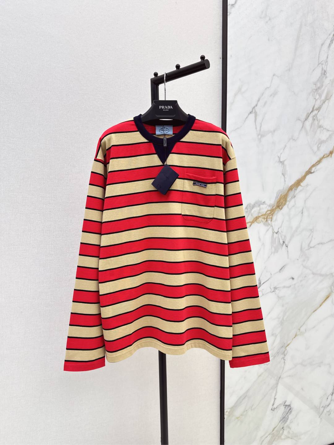 NO:296475,PD 25Ss——————The latest round-neck striped long-sleeved tops in early spring are customized with native cotton material, breathable and comfortable, full texture. Loose long-sleeved top cut. The upper body presents a casual and lazy style. The two-color striped spacing throughout the body. The neckline is plain to cover the edge of the neckline to increase the beautiful and casual feeling. The inner wear is brilliant and fashionable. The upper edge of the chest pocket embellishes the brand style. Made of gram-weight pure cotton. Breathable and comfortable outfit. One-color sml,,alexander wang19860909PD 25Ss————早春最新款圆领条纹长袖上衣定制原生全棉材质 透气舒适 质感十足 宽松长袖上衣裁剪 上身呈现休闲慵懒的穿搭格调 通体两色条纹间隔 领口素色包边 增加穿搭美高休闲感 单穿内搭都出彩时髦 胸前口袋上缘点缀徽标 凸显品牌格调 采用克重纯棉制成 透气舒适穿搭 一色现货发售sml,,alexander wang,Women's clothing