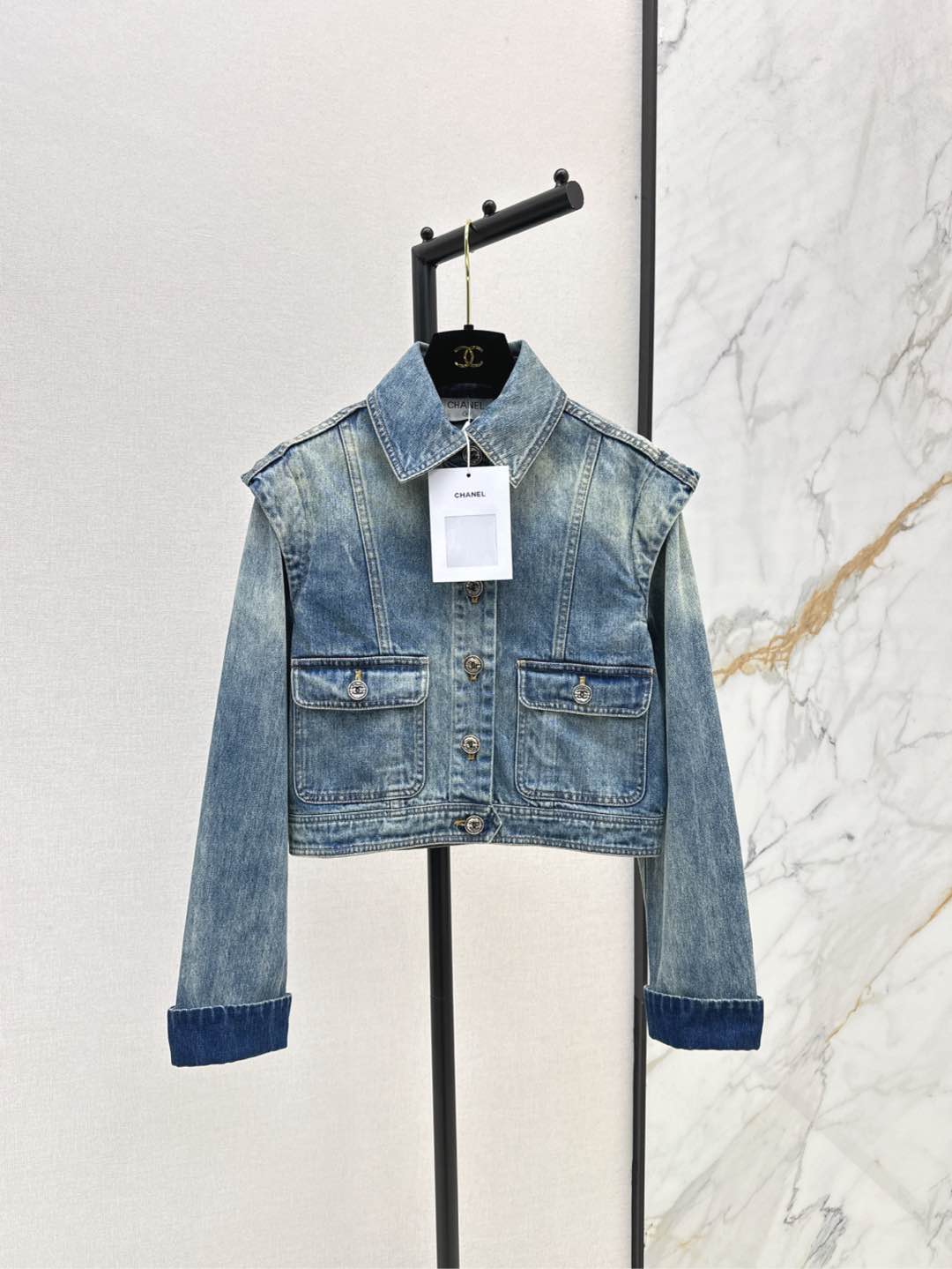 NO:296470,Exclusive model ~ C home 25Ss—————The latest lapel casual denim jacket in early spring. High-quality denim fabric. It has a very crisp feel. Retro and versatile and age-reducing. It is a classic style that is not greasy to wear. It has a kind of effortless fashion. Two colors are available in stock. SML, Chanel, Jackets & coats, alexander wang19860909独家款 ～ C家 25Ss————早春最新款翻领休闲牛仔外套 高品质牛仔面料 挺括感很好 复古百搭又减龄 而且很实穿 是穿不腻的经典款 有种不费力的时髦 两色现货发售sml,,chanel,jackets & coats,alexander wang,Women's clothing