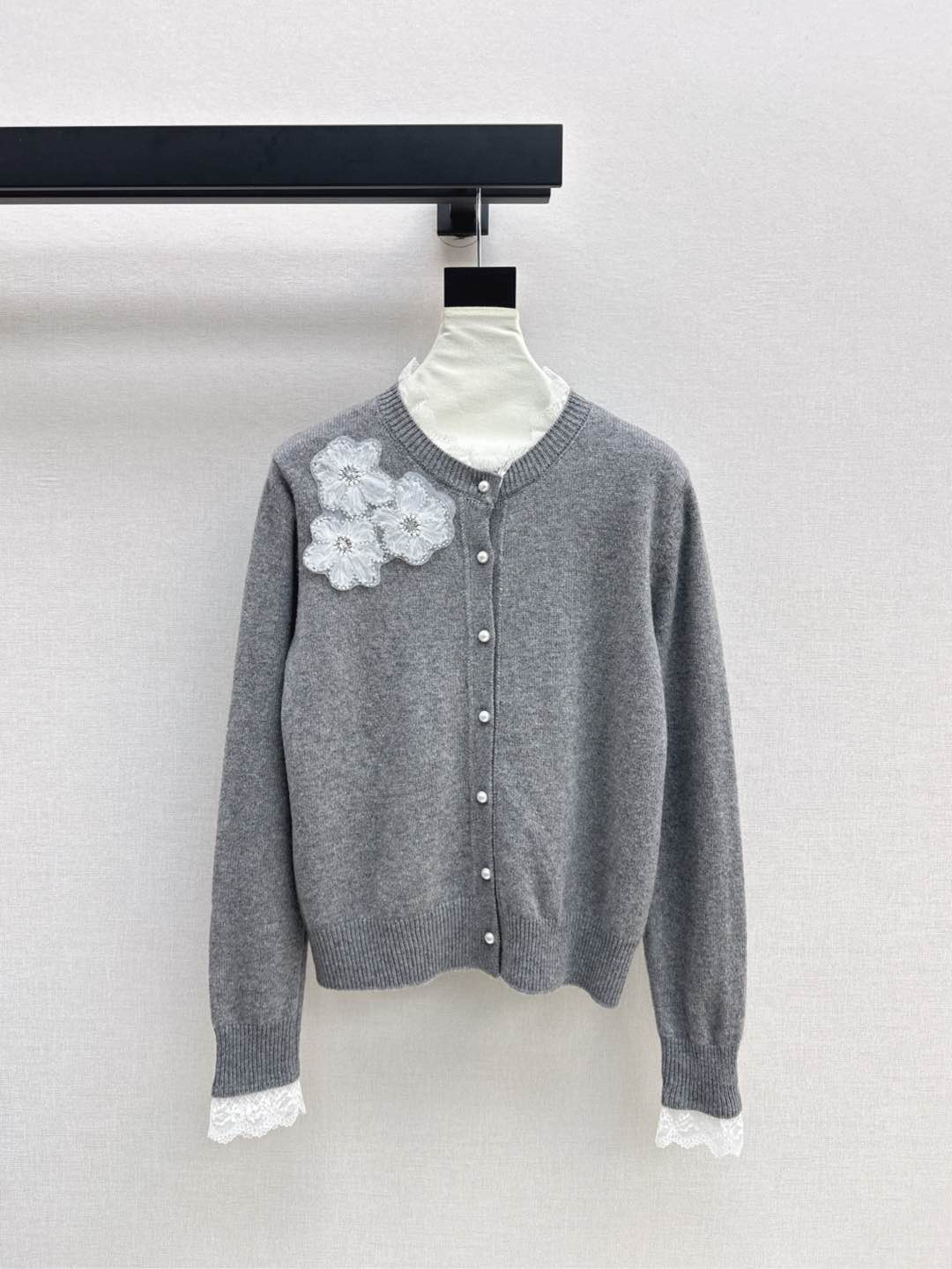 NO:296460,Exclusive model ~ Miu 25Ss————The latest three-dimensional flower decorative round-neck cardigan with soft wool yarn~ paired with exquisite flowers and heavy-working effects, radiating light, luxurious and feminine!  Warm feeling given by wool yarn, slightly fluffy but light texture, two colors on sale in stock, miumiu, alexander wang19860909独家款～ Miu 25Ss————早春最新款立体花朵装饰圆领开衫柔软的羊毛纱线～搭配精致花朵重工效果放射光 奢华又带女人味！羊毛纱线赋予的保暖感 稍微蓬松但轻盈的质感 两色现货发售sml,,miumiu,alexander wang,Women's clothing