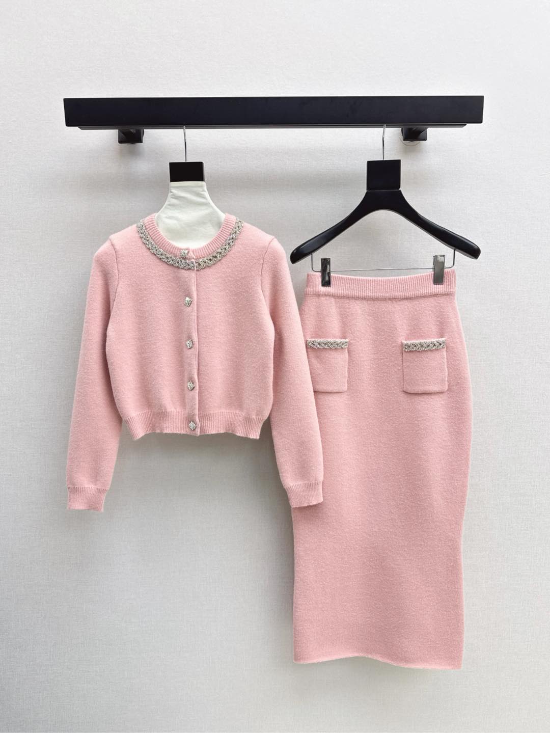 NO:296454,Gentle and noble Lady's New Year's outfit C home 25Ss—————The latest model of nail diamond edging decoration set in early spring Small short cardigan   mid-length skirt Stunning the years It can not only increase the aura and be fashionable in daily life External coats are worn Elegant French Rhinestone Flower Snap Design Knitted with four kinds of yarns Special heavy weight of the physical objects Super beautiful one set Two colors are available in stock sml, Chanel, skirts, jackets & coats, alexander wang19860909温柔高贵 千金小姐新年穿搭 C家 25Ss————早春最新款钉钻镶边装饰套装 小短款开衫 中长款半裙 惊艳了岁月 既能增加气场又能日常时髦 外面叠加外套穿 优雅法式 水钻花朵按扣设计 由四种纱线定织的针织 特别重实物超美 一套出 两色现货发售sml,,chanel,skirts,jackets & coats,alexander wang,Women's clothing