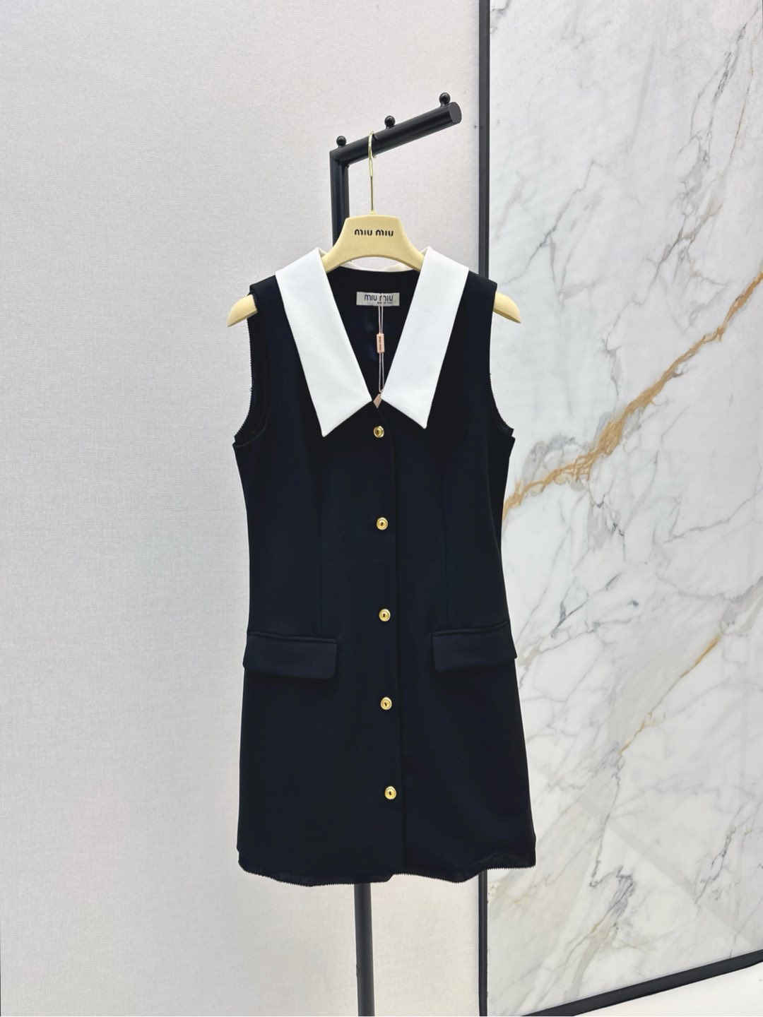 NO:296442,Miu 25Ss———The latest contrasting lapel sleeveless dress in early spring is very nice to wear and layer, sweet and salty temperament, girlish style, versatile artifacts look good no matter how you match it. Small people can easily control it. It is very practical and sweet and cool. I love it too much~ One color is available for sale in stock,,miumiu, skirts,alexander wang19860909Miu 25Ss———早春最新款撞色翻领无袖连衣裙单穿叠穿都非常的nice 可甜可盐气质少女风 百搭神器怎么搭都好看 小个子也能轻松驾驭 实穿性非常高 又甜又酷太爱了～ 一色现货发售sml,,miumiu,skirts,alexander wang,Women's clothing