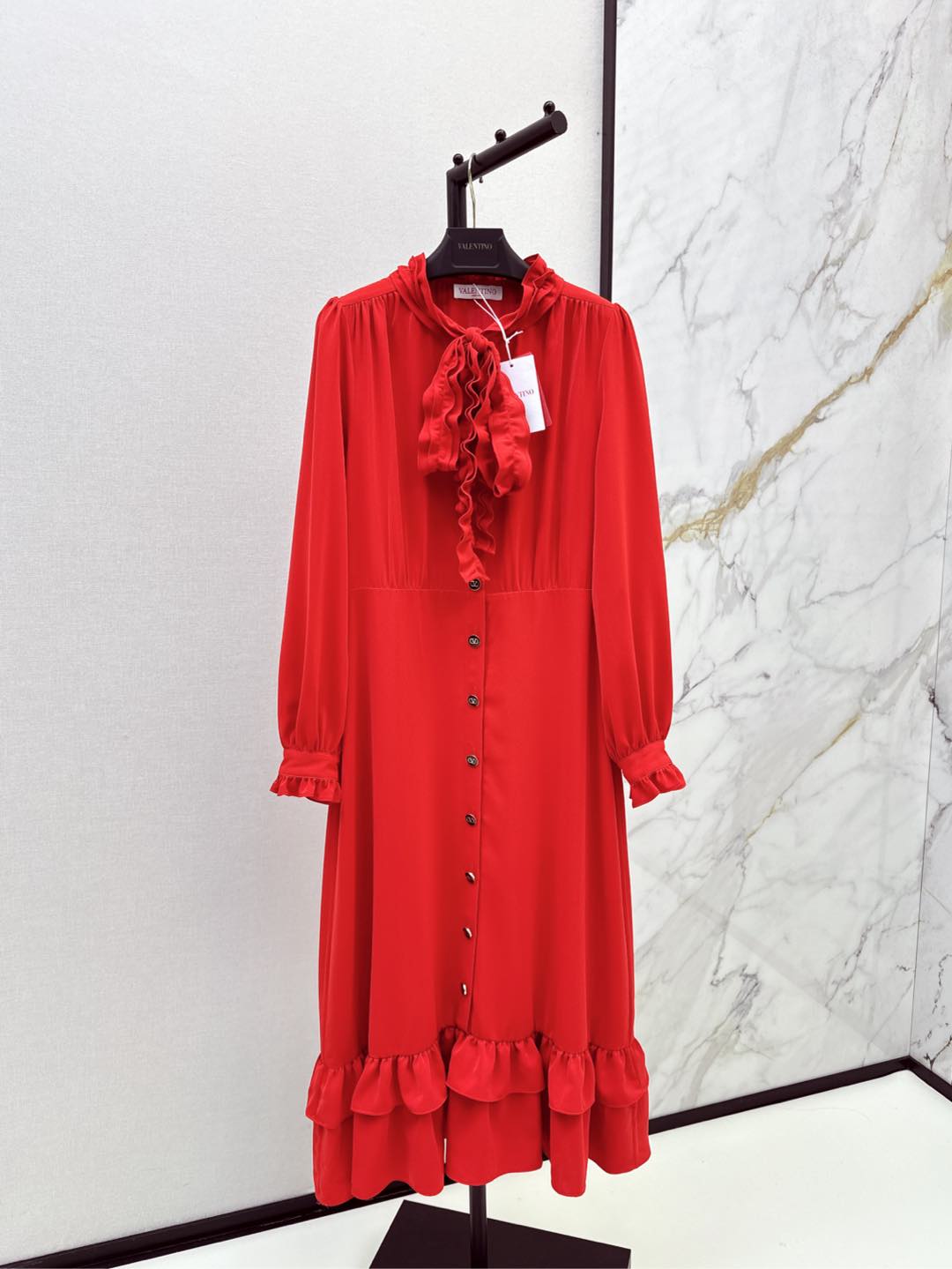 NO:296436,VLTN 25Ss————The latest wavy lace-lace shirt dress with early spring custom imported twill thick material, breathable texture, smooth and comfortable shirt dress style, bright red and full of festive atmosphere at the end of the year. The neckline is decorated with wavy lace laces. The weight is very eye-catching. The cuffs and skirts are superimposed with black fungus lace design. The dignified and gorgeous feeling is matched with the center axis logo round buckle. The brand style is high-end and atmospheric. SML is available in stock,, skirts, shirts, alexander wang19860909VLTN 25Ss———早春最新款波浪花边系带衬衫连衣裙定制进口斜纹稠材质 质感透气 垂顺舒适 衬衫连衣裙版型 通体亮红满满岁末喜庆节日氛围 领口以波浪形花边系带作为装饰 系上份量感十足亮眼突出 袖口与裙摆叠加木耳花边设计 端庄华丽感尽显 搭配中轴徽标圆扣 品牌格调高端大气 一色现货发售sml,,skirts,shirts,alexander wang,Women's clothing