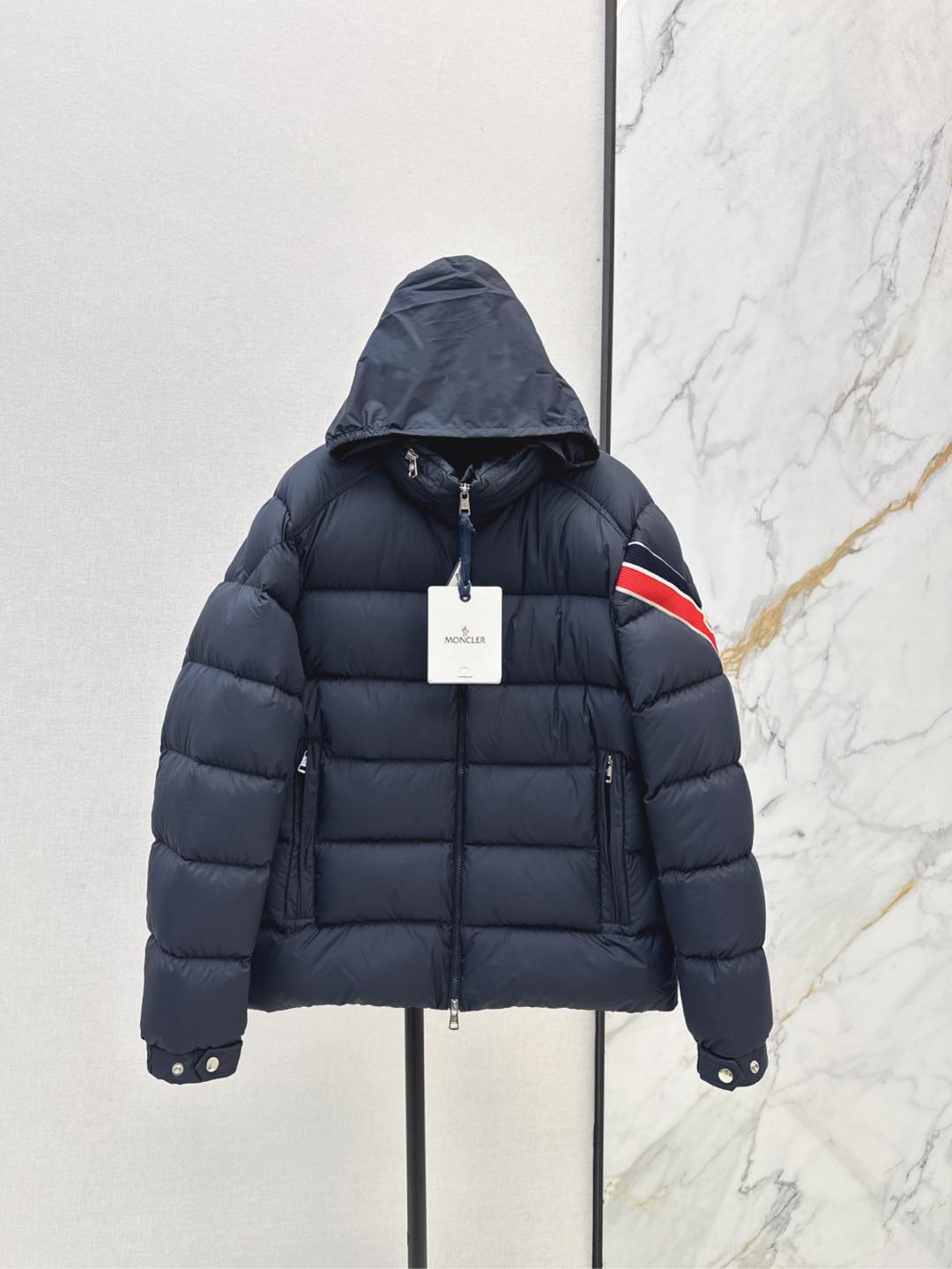 NO:296483,MC 24Ss————The latest autumn and winter stand-alone zipper webbing down jacket custom windproof and waterproof nylon material, white goose velvet filled inner lining, light and warm, stand-alone two-way zipper down jacket style, two-way slit design, add matching changes, rectangular bar embossing, iconic logo patch on the outside of the arm, colorful webbing embossed, symmetrical zipper pocket design, practical and unique to the cold, exquisite details can successfully get rid of dullness, integrating warmth and fashionable, one color 1/2/3/4/5,, down jacket, alexander wang19860909MC 24Ss————秋冬最新款立领拉链织带羽绒服定制防风防水尼龙材质 白鹅绒填充内里 整件轻盈保暖 立领双向拉链羽绒服版型 双向开衩设计增添搭配变化 长方条形压纹处理 手臂外侧标志性徽标贴布彩色织带点缀 彰显低调高级感 对称拉链口袋设计 御寒实用又别出心裁 精致细节就能成功摆脱沉闷 集保暖与时髦一体 一色1/2/3/4/5,,down jacket,alexander wang,Women's clothing