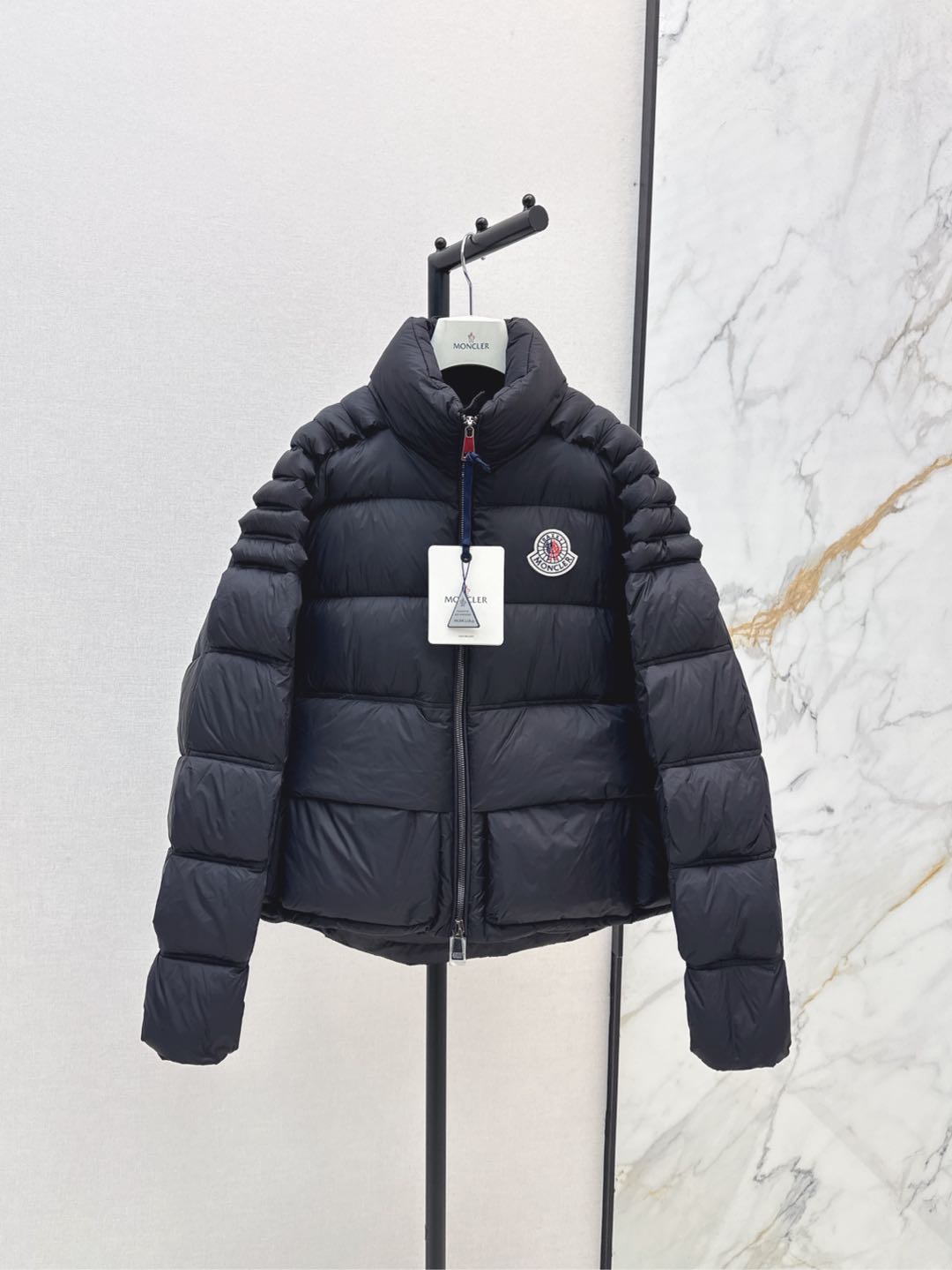 NO:296478,MC 24Ss————The latest autumn and winter stand-alone zipper down jacket customized windproof and waterproof nylon material, white goose down inner, light and warm, stand-alone two-way zipper down jacket style, two-way slit design adds matching changes, highlighting the low-key and high-end sense, symmetrical zipper pocket design, practical and unique to keep warm and fashionable, exquisite details can successfully get rid of dullness, integrating warmth and fashionable, one color 0/1/2/3/4,, down jacket, alexander wang19860909MC 24Ss————秋冬最新款立领拉链拼羽绒服定制防风防水尼龙材质 白鹅绒填充内里 整件轻盈保暖 立领双向拉链羽绒服版型 双向开衩设计增添搭配变化 彰显低调高级感 对称拉链口袋设计 御寒实用又别出心裁 精致细节就能成功摆脱沉闷 集保暖与时髦一体 一色0/1/2/3/4,,down jacket,alexander wang,Women's clothing