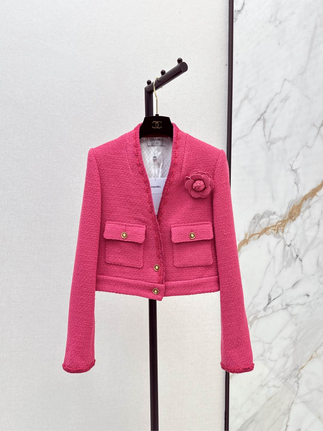 NO:296473,Exclusive first launch C home 25Ss—————The latest three-dimensional camellia decorative braided jacket in early spring, the celebrity temperament is small and fragrant style~~Beautiful high-end knitted fabric is super beautiful   custom printed inner exquisite three-dimensional camellia decoration French elegant temperament is small short style tailoring upper body celebrity temperament One color is available in stock sml, chanel, jackets & coats, alexander wang19860909独家首发 C家 25Ss————早春最新款立体山茶花装饰编织外套名媛气质小香风～～绝美高级编织面料超美  定制印花内里 精致立体山茶花装饰 法式优雅气质名媛风 小短款版型剪裁上身名媛气质 一色现货发售sml,,chanel,jackets & coats,alexander wang,Women's clothing