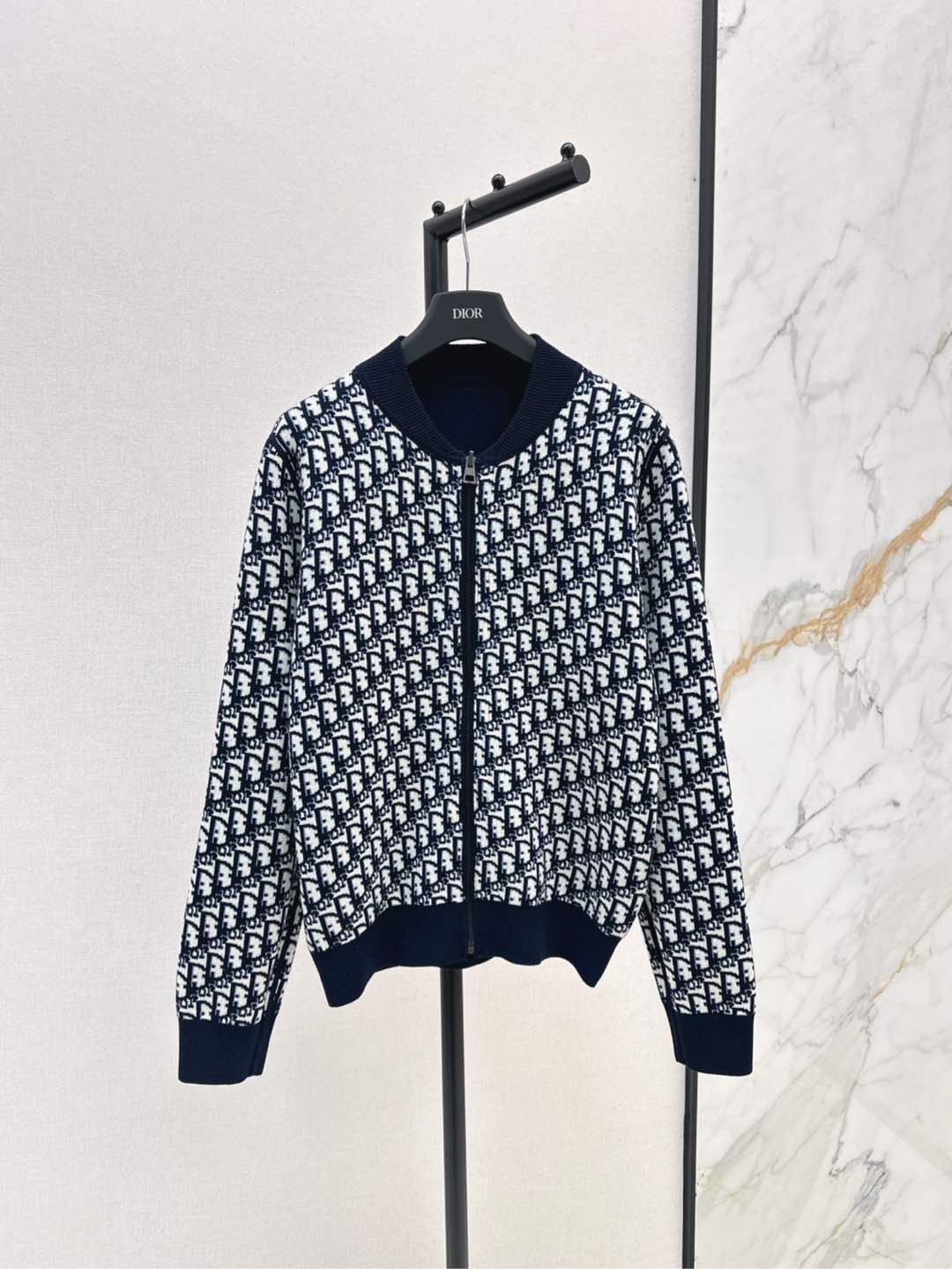 NO:296468,CD 25Ss————The latest model of double-sided hooded knitted jacket in early spring. One side is simple and high-end navy blue. The other side is classic logo design. Double-sided wearable. Super eye-catching. The hooded short loose style. The upper body shows the body proportions. Both sides are good-looking, cool, elegant and generous. Not picky about the figure. SML is available in stock, Jackets & coats, Hats, Alexander wang19860909CD 25Ss————早春最新款双面穿连帽针织外套 一面是简约高级藏蓝色 另一面是经典logo设计 双面可穿 超级抢眼吸睛 连帽短款宽松版型 上身非常显身材比例 双面都好看又炫酷优雅大方不挑身材 一色现货发售sml,,jackets & coats,hats,alexander wang,Women's clothing