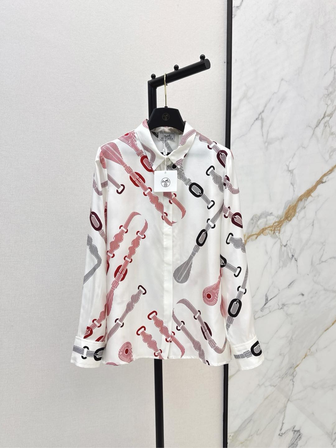 NO:296452,Her 25Ss—————The latest positioning printed silk shirt in early spring is 100% silk twill texture, the temperament is simple and elegant, the beautiful color matching is full positioning printed super high-end, the loose style is not picky for people, the upper body is super slim, one-color spot is on sale sml, shirts, real silk, alexander wang19860909Her 25Ss————早春最新款定位印花真丝衬衫百分百真丝斜纹绸质感超赞 气质小翻领随性大方 绝美配色全定位印花超高级 宽松版型不挑人上身超显瘦 一色现货发售sml,,shirts,real silk,alexander wang,Women's clothing