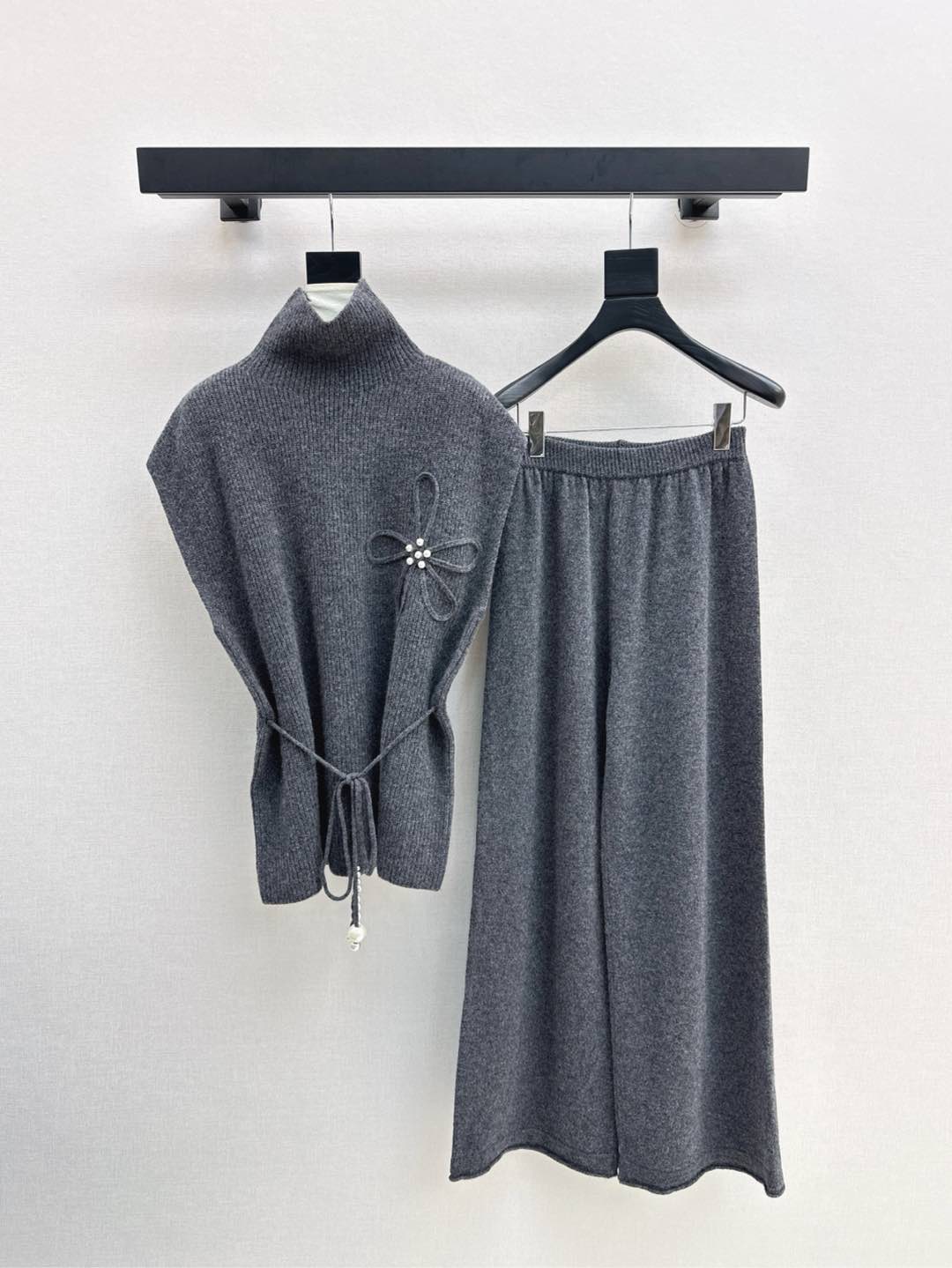 NO:296439,Exclusive CD 25Ss———The latest knitted suit sleeveless turtleneck sweater   high-waist straight-leg pants. Exquisite beauty. The overall feeling is particularly simple and elegant. A set of combination gives you a gentle, beautiful and charming feeling. The color and style are impeccable. A must-have set of lazy people looks good no matter how you match it. The fabric is of a unique texture. It uses customized wool fabric. The details are very good. One set is out. Two colors are available in stock. SML, alexander wang19860909独家款 CD 25Ss———早春最新款针织套装无袖高领针织衫 高腰直筒裤 精致美感 整体给人感觉特别的简约大气 一套搭配起来给你人一种温柔美丽动人的感觉 颜色跟版型都无可挑剔 懒人必备一套怎么搭都好看 面料质感一绝 采用的是定制羊毛面料 细节很到位 一套出 两色现货发售sml,,alexander wang,Women's clothing