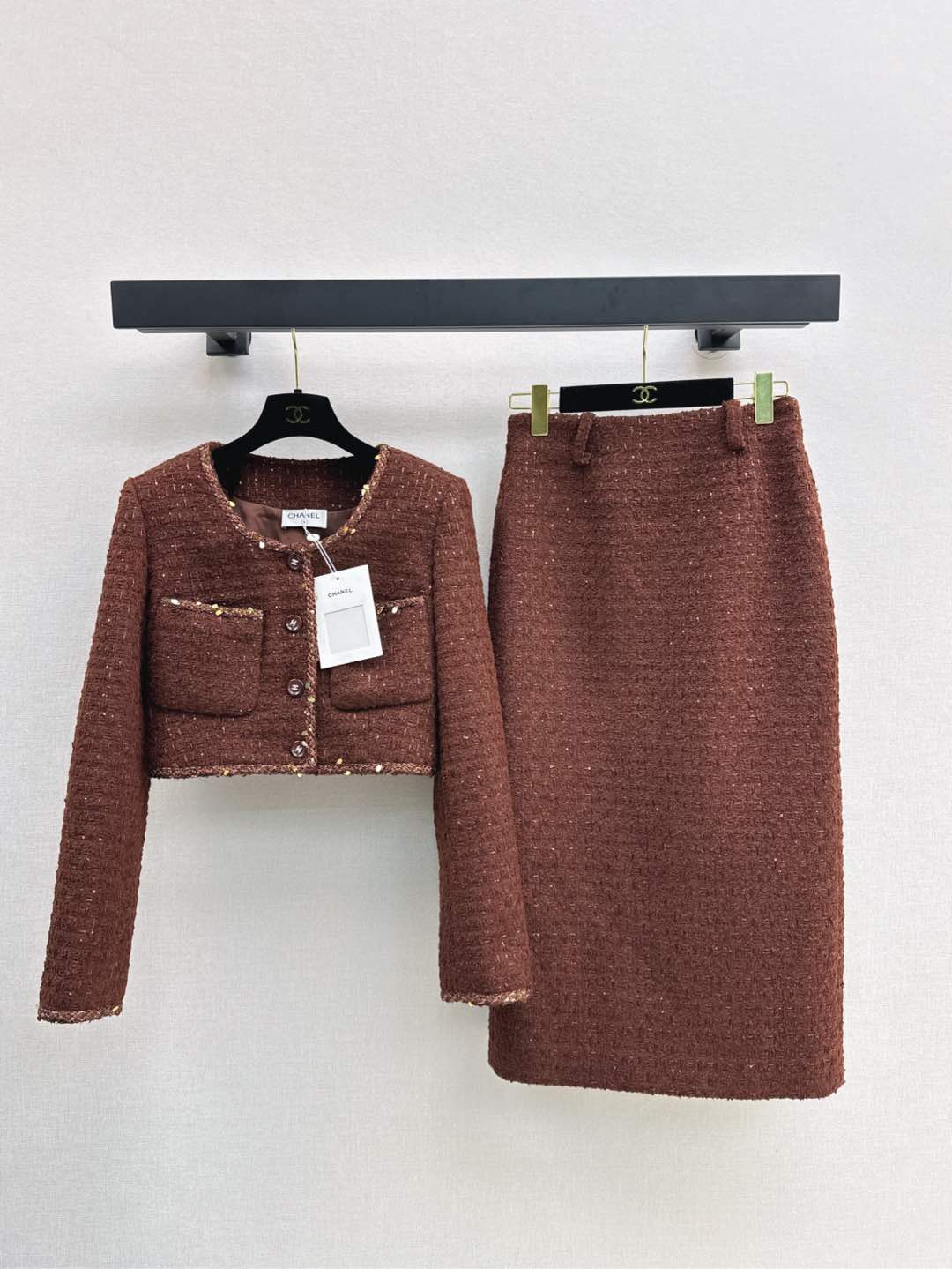 NO:296434,Noble style~ C home 25Ss———————The latest exquisite braided set in early spring, a short double-pocket jacket   skirt, the upper body is the kind of chaebol girl tune, Korean noble, very high-end, suitable for dates or commuting, a natural temperament, very versatile to wear separately, using customized woven fabric, very thick, looking closely, it has a small sequin craft, one set, one color is sold in stock, sml, chanel, skirts, jackets & coats, alexander wang19860909贵气范儿～ C家 25Ss————早春最新款精致编织套装 小短款双口袋外套 半裙 上身就是那种财阀小姐姐调调 韩系贵气 很高级 不管是约会或者通勤都很适合 浑然天成的气质感 分开穿也很百搭 采用定制编织面料 很厚实 细看是有小亮片工艺的 一套出 一色现货发售sml,,chanel,skirts,jackets & coats,alexander wang,Women's clothing