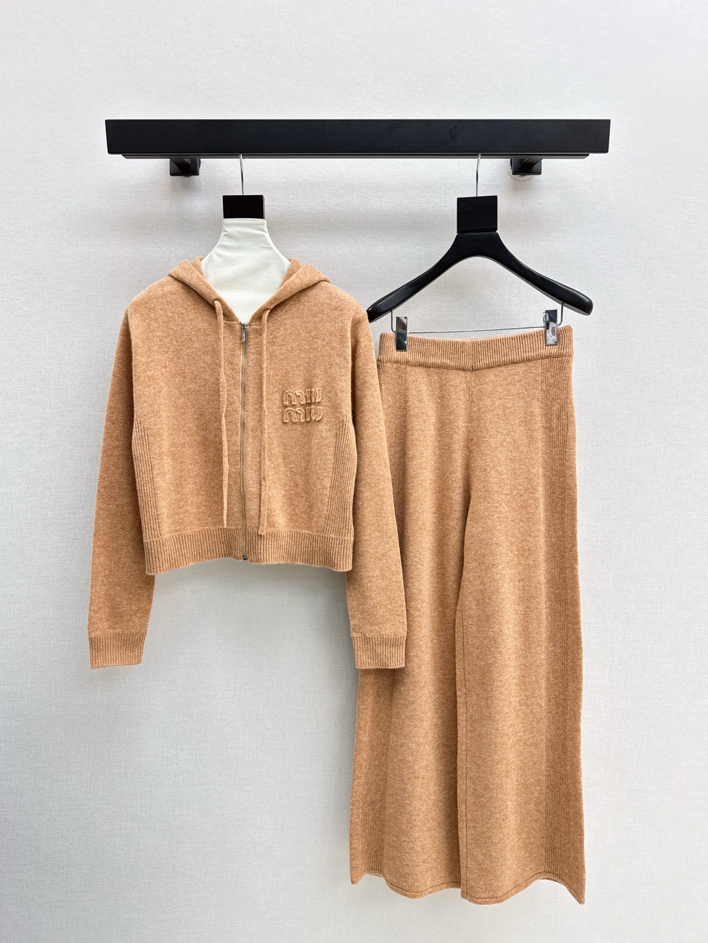NO:297579,Exclusive model of jacket and pants Miu 25Ss————The latest caramel hooded knitted suit in early spring, hooded knitted cardigan   wide-leg knitted trousers, casual and age-reducing style~~ A set of dates and shopping can be done casually and lazy and easy to handle. The wool yarn is very warm and fashionable. It is also fashionable with down jackets. A high-value suit that cannot be missed. One-color split development. What to sell in stock, miumiu, jackets & coats, down jacket, hats, alexander wang19860909外套裤子独家款 Miu 25Ss————早春最新款焦糖色连帽针织套装连帽针织开衫  阔腿针织长裤 休闲减龄款～～约会逛街一套搞定随性慵懒轻松拿捏 羊毛纱线保暖性非常棒 搭配羽绒服也很洋气 不容错过的高颜值套装 一色分开发 现货发售什么,,miumiu,jackets & coats,down jacket,hats,alexander wang,Women's clothing