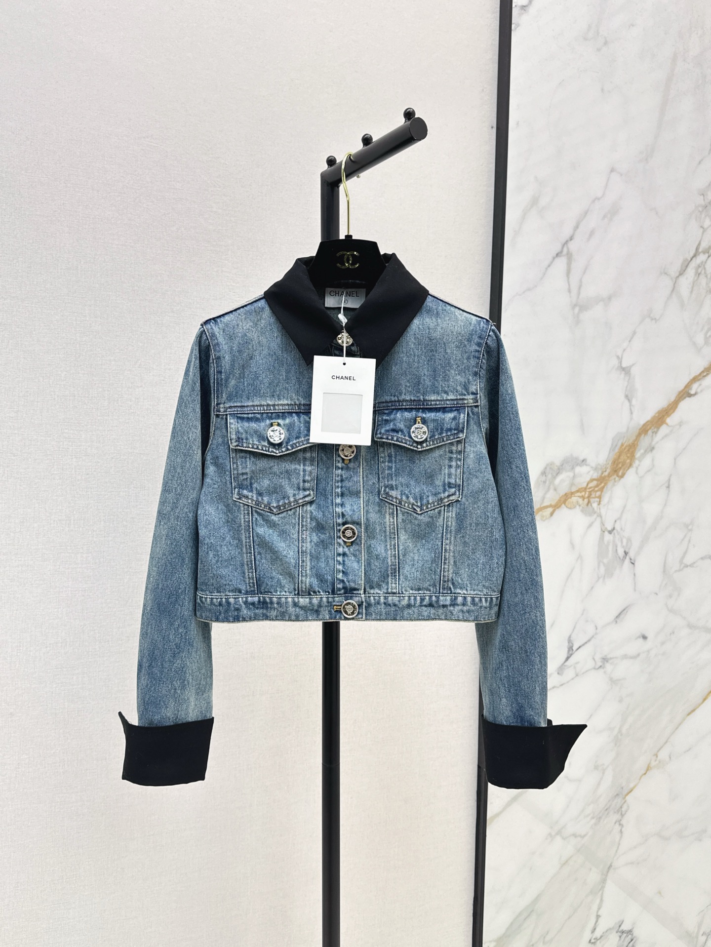 NO:297574,Exclusive model ~ C home 25Ss—————The latest contrasting lapel casual denim jacket in early spring. High-quality denim fabric. It has a very crisp feel. Retro and versatile and age-reducing. It is a classic style that is not greasy to wear. It has a kind of effortless fashion. It is a spot-on sml, chanel, jackets & coats, alexander wang19860909独家款 ～ C家 25Ss————早春最新款撞色翻领休闲牛仔外套 高品质牛仔面料 挺括感很好 复古百搭又减龄 而且很实穿 是穿不腻的经典款 有种不费力的时髦 一色现货发售sml,,chanel,jackets & coats,alexander wang,Women's clothing