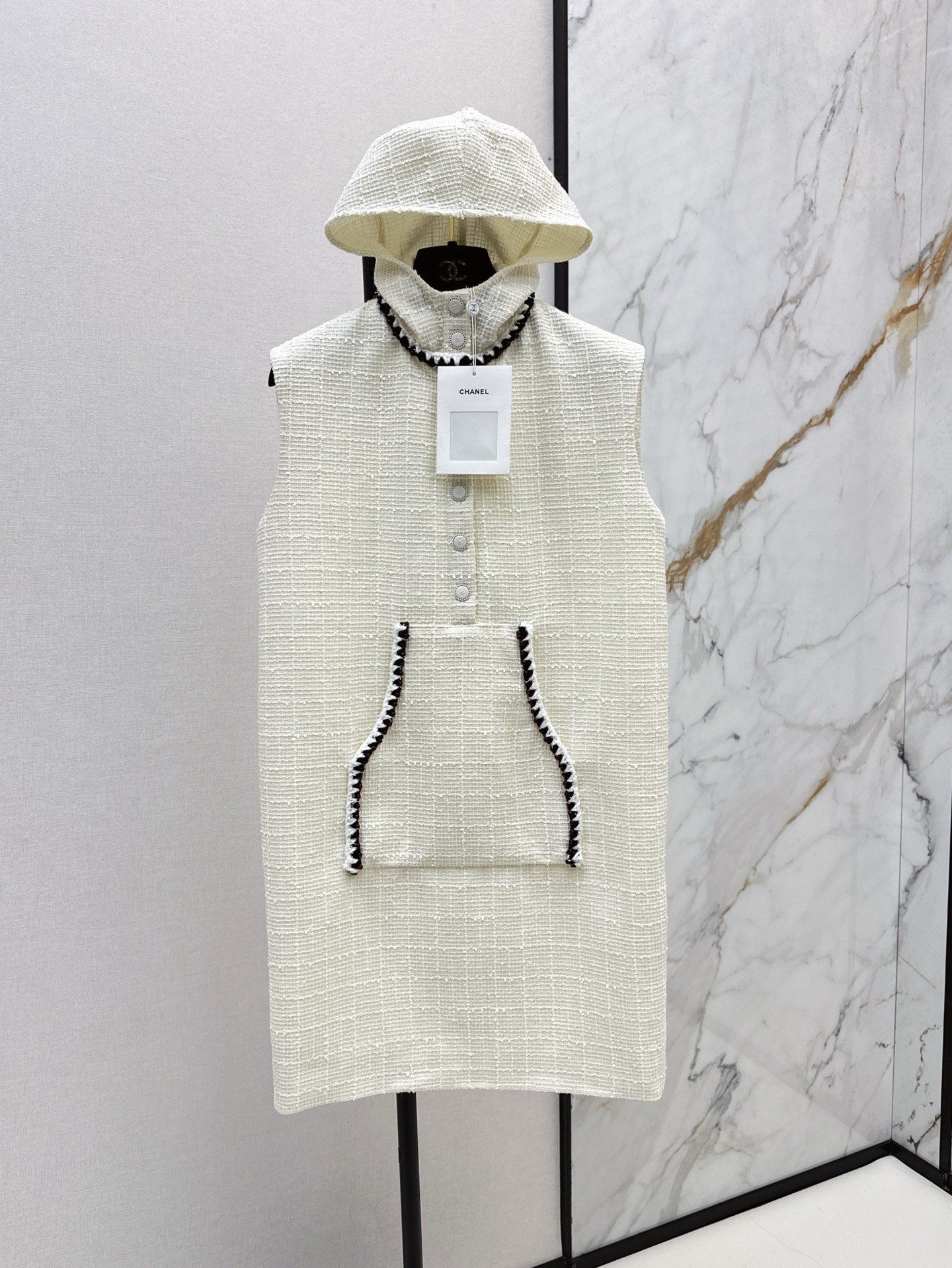 NO:297569,C home 25Ss—————————The latest hooded sequin sleeveless dress with early spring custom imported coarse wool wool material Comfortable and stylish High-quality Hooded sleeveless vest skirt The neckline is surrounded by black and white knitted edges   half-open button design Front side insert pocket with contract edges Decorated with high-end style Coordinated irregularly distributed colored white sequins interwoven shine charming temperament Elegant straight style Outfit to accommodate body shape Slim and fashionable Knitted texture Luxurious double fall and winter layered sweaters Spring and summer single wear One color on sale SML, Chanel, skirts, sweaters, hats, alexander wang19860909C家 25Ss—————早春最新款连帽亮片无袖连衣裙定制进口粗纺羊毛呢材质 舒适有型 质感上乘 连帽无袖背心裙 领口环绕黑白编织捆边 半开襟钮扣设计 配合同款捆边装饰的前侧插兜 风格高级协调 不规则分布的彩色白色亮片交织 闪耀迷人 气质优雅 直筒版型 穿搭包容身形 显瘦时髦 编织纹理奢华倍增 秋冬叠穿毛衣 春夏单穿 一色现货发售sml,,chanel,skirts,sweaters,hats,alexander wang,Women's clothing