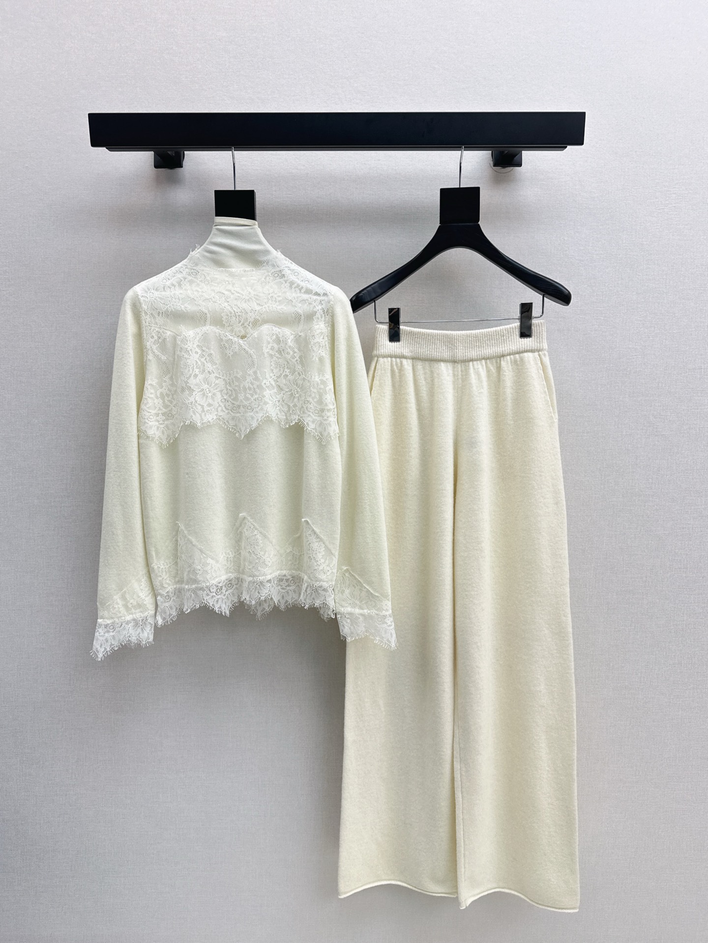 NO:297560,Exclusive first launch Miu 25Ss———The latest lazy style wool suit with stitched lace knitted sweater   straight pants 100% worsted wool yarn fabric Simple and atmospheric lazy style, durable, warmth and appearance are both online~~ The most practical and versatile boutique, the base layered in autumn and winter, daily high-end!  !  Extra elasticity does not pick on body shape. One set for sale. Two colors are available for sale in stock. Miumiu, sweaters, alexander wang19860909独家首发 Miu 25Ss————秋冬最新款慵懒风羊毛套装拼接蕾丝针织毛衣 直筒裤 百分百精纺羊毛纱线面料 简约大气慵懒版型 经久耐穿 保暖度和颜值却都在线～～最实穿百搭的精品 秋冬打底叠穿日常高级！！超大弹力不挑身材 一套出售 两色现货发售sml,,miumiu,sweaters,alexander wang,Women's clothing