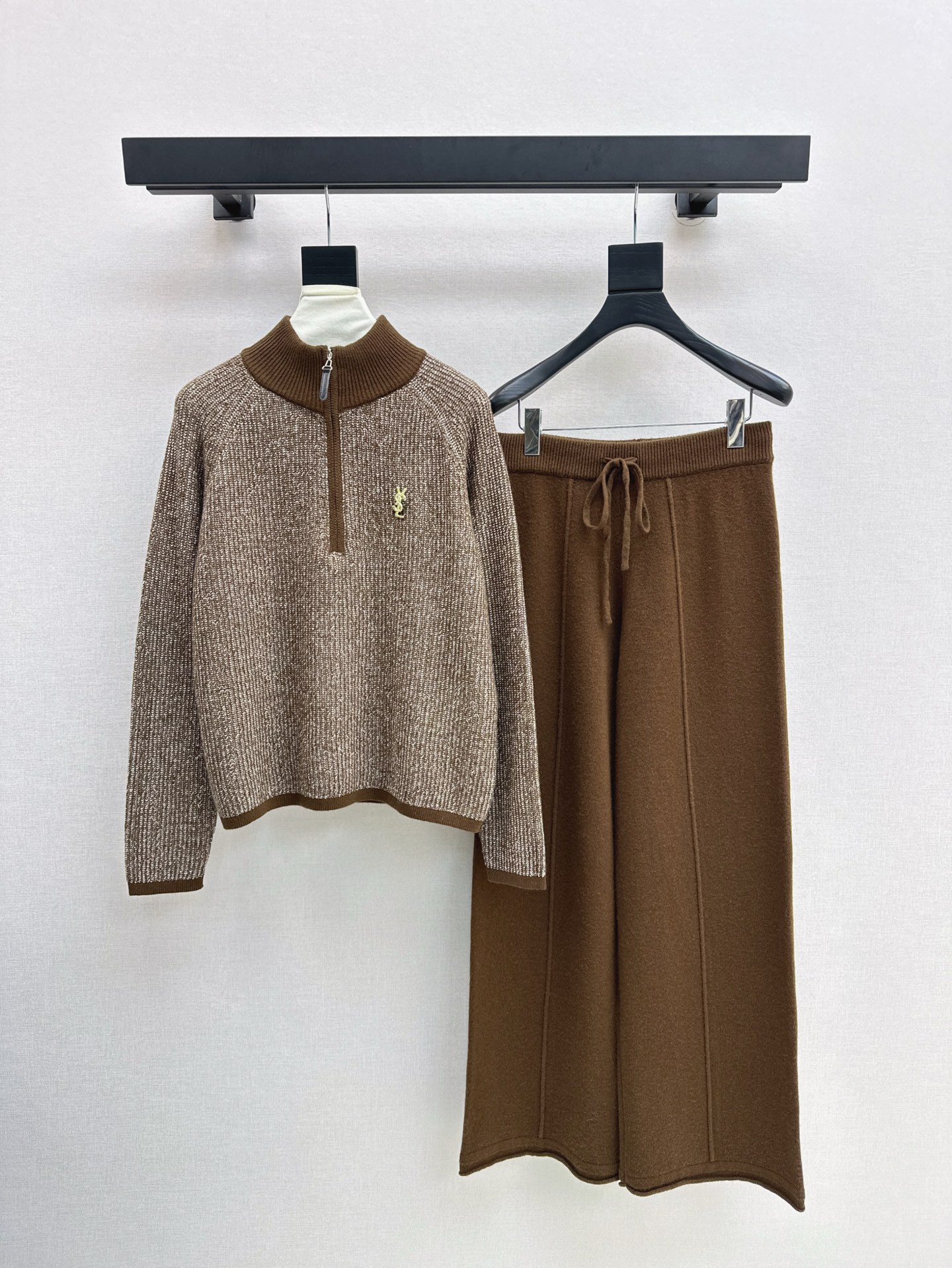 NO:297554,Exclusive first release SLP 25Ss———The latest lazy style wool suit in autumn and winter contrasting color spliced ​​floral knitted sweater   straight pants 100% worsted wool yarn fabric Simple and atmospheric lazy style, durable, warmth and appearance are both online~~ The most practical and versatile boutique, the base layered in autumn and winter everyday high-end!  !  Extra large elasticity does not pick on body shape. One set for sale. Three colors are available for sale in stock. SML, loro piano, alexander wang19860909独家首发 SLP 25Ss————秋冬最新款慵懒风羊毛套装撞色拼接花纱针织衫 直筒裤 百分百精纺羊毛纱线面料 简约大气慵懒版型 经久耐穿 保暖度和颜值却都在线～～最实穿百搭的精品 秋冬打底叠穿日常高级！！超大弹力不挑身材 一套出售 三色现货发售sml,,loro piana,alexander wang,Women's clothing