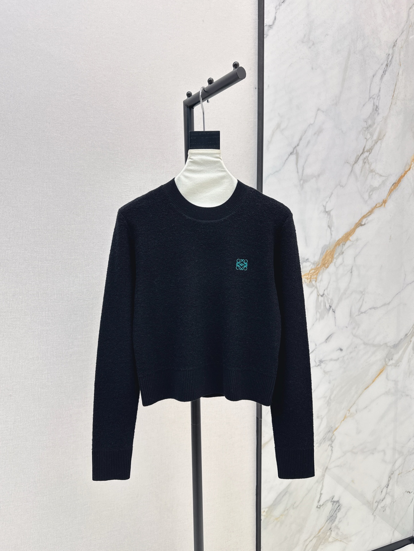 NO:297548,Loe 25Ss————The latest three-dimensional embroidered logo sweater in early spring is a slim look at the charm of the classic style. The style is super good, the upper body is comfortable and breathable. It does not limit the body to be fat and thin. It is versatile and slimming. The logo embellishes the front of the chest. It can be worn effortlessly with jeans to show the blogger’s aura. However, the classic charm of the time is!  Three-color spot sale sml, loewe, jeans, sweaters, alexander wang19860909Loe 25Ss————早春最新款立体刺绣logo毛衣经典款的魅力一览无余 版型超好上身都舒服透气 完全不限制身材胖瘦皆宜 百搭显瘦 胸前logo点缀 搭配牛仔裤都能毫不费力的穿出博主气场 不过时的经典魅力！三色现货发售sml,,loewe,jeans,sweaters,alexander wang,Women's clothing