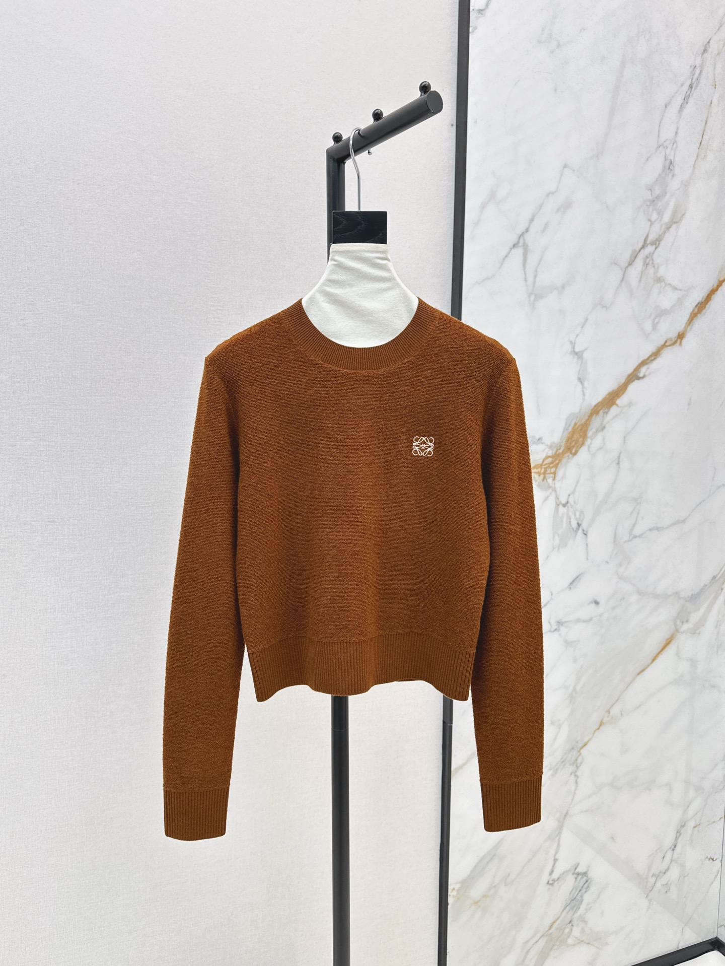 NO:297542,Loe 25Ss————The latest three-dimensional embroidered logo sweater in the early spring is a slim look at the charm of the classic style. The style is super good and the upper body is comfortable and breathable. It does not limit the body to be fat and thin. It is versatile and slimming. The logo embellishes the front of the chest. It can be worn effortlessly with jeans to show the blogger’s aura. However, the classic charm of the time is!  Three-color spot sale sml, loewe, jeans, sweaters, alexander wang19860909Loe 25Ss————早春最新款立体刺绣logo毛衣经典款的魅力一览无余 版型超好上身都舒服透气 完全不限制身材胖瘦皆宜 百搭显瘦 胸前logo点缀 搭配牛仔裤都能毫不费力的穿出博主气场 不过时的经典魅力！三色现货发售sml,,loewe,jeans,sweaters,alexander wang,Women's clothing