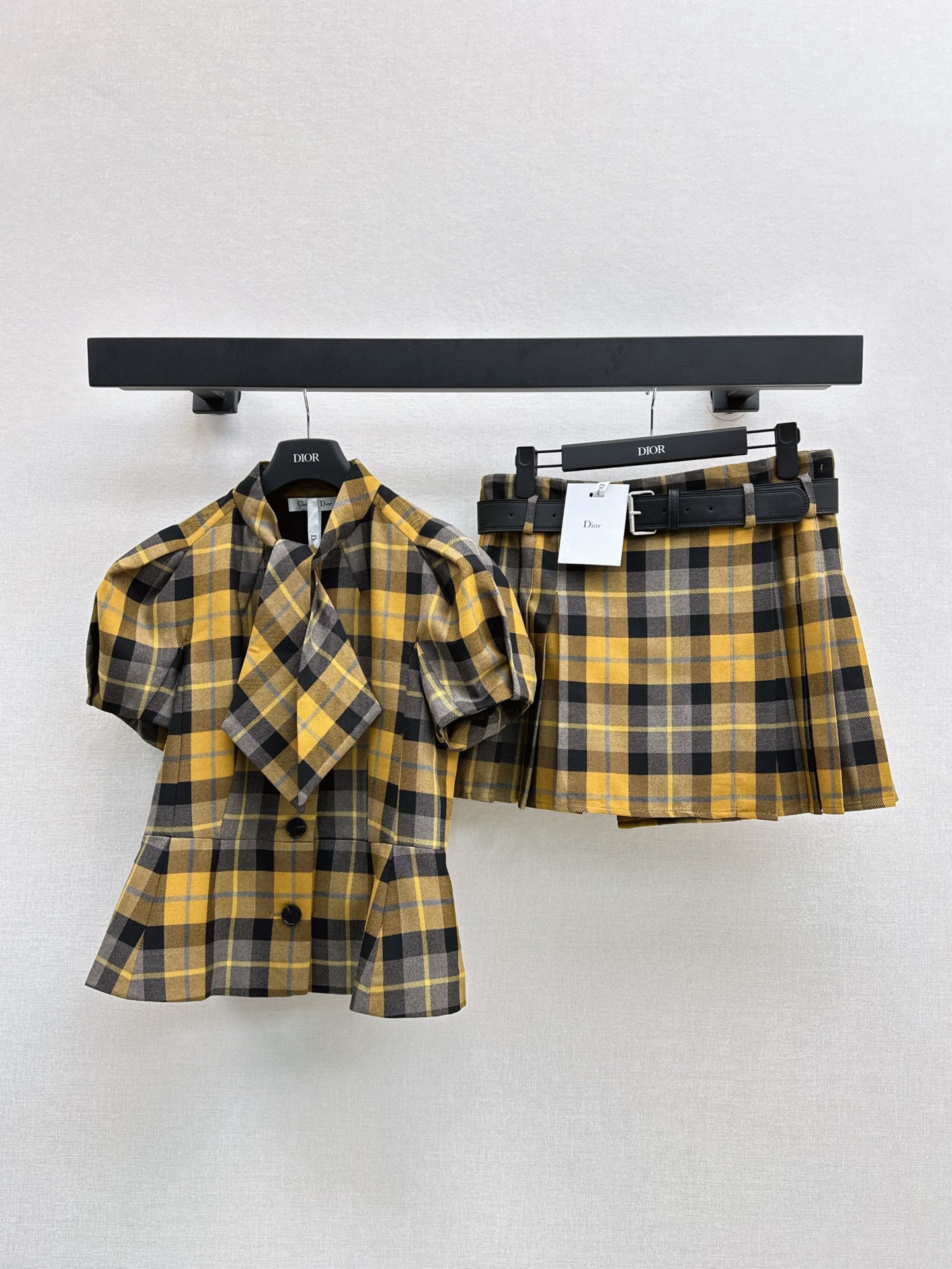 NO:297518,CD 25Ss—————The latest Scottish style pattern series of Scottish style pattern series stand-up collar puff short-sleeved tops with collar stand-up collar single-breasted design to modify neck lines Bubble short-sleeved tops age-reducing and sweet sweet and elegant temperament A must-have item for dates and parties A series of matching upper body age-reducing and showing temperament One-color spot sml, T-shirt, alexander wang19860909CD 25Ss————早春最新款苏格兰风格纹系列立领泡泡短袖上衣领口立领单排扣设计 修饰脖颈线条 泡泡短袖小上衣 减龄又甜美 甜美优雅气质 约会聚会必备单品 一系列搭配上身减龄又显气质 一色现货发售sml,,T-shirt,alexander wang,Women's clothing