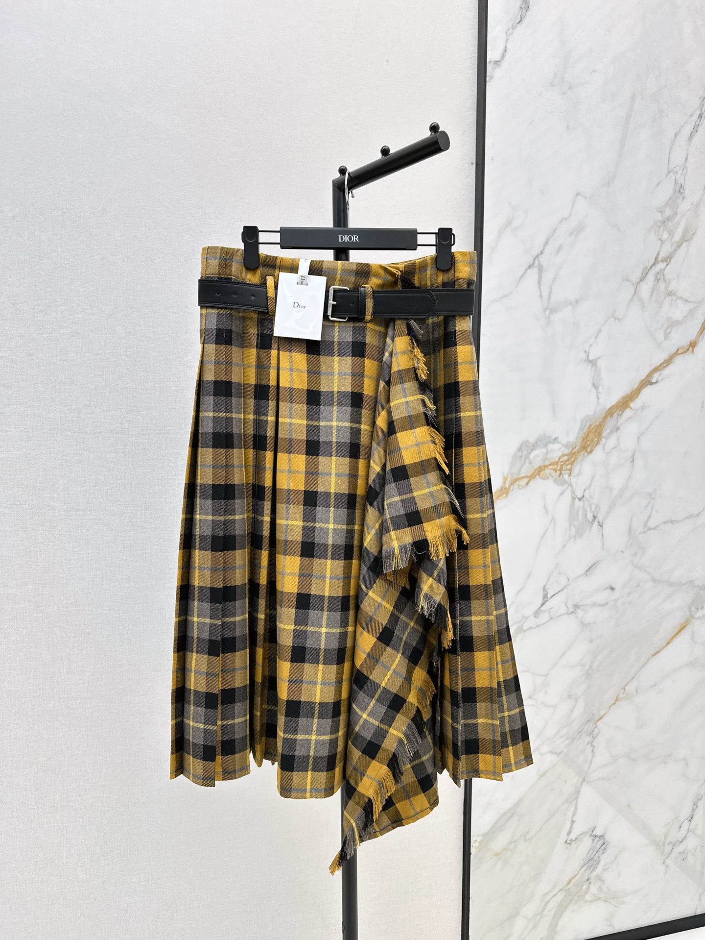 NO:297552,CD 25Ss—————The latest Scottish style pattern series A-line irregular pleated long skirt. The distribution belt waistline looks age-reducing and sweet. One side pleated design. The other side irregular design. Sweet and elegant temperament. A must-have item for dates and parties. The upper body reduces age-reduces temperament and shows temperament. One color is available for sale in stock. Skirts, alexander wang.19860909CD 25Ss————早春最新款苏格兰风格纹系列A字不规则百褶长半裙 配送腰带收腰线条看起来减龄又甜美 一侧百褶设计 另一侧不规则设计 甜美优雅气质 约会聚会必备单品 上身减龄又显气质 一色现货发售sml,,skirts,alexander wang,Women's clothing