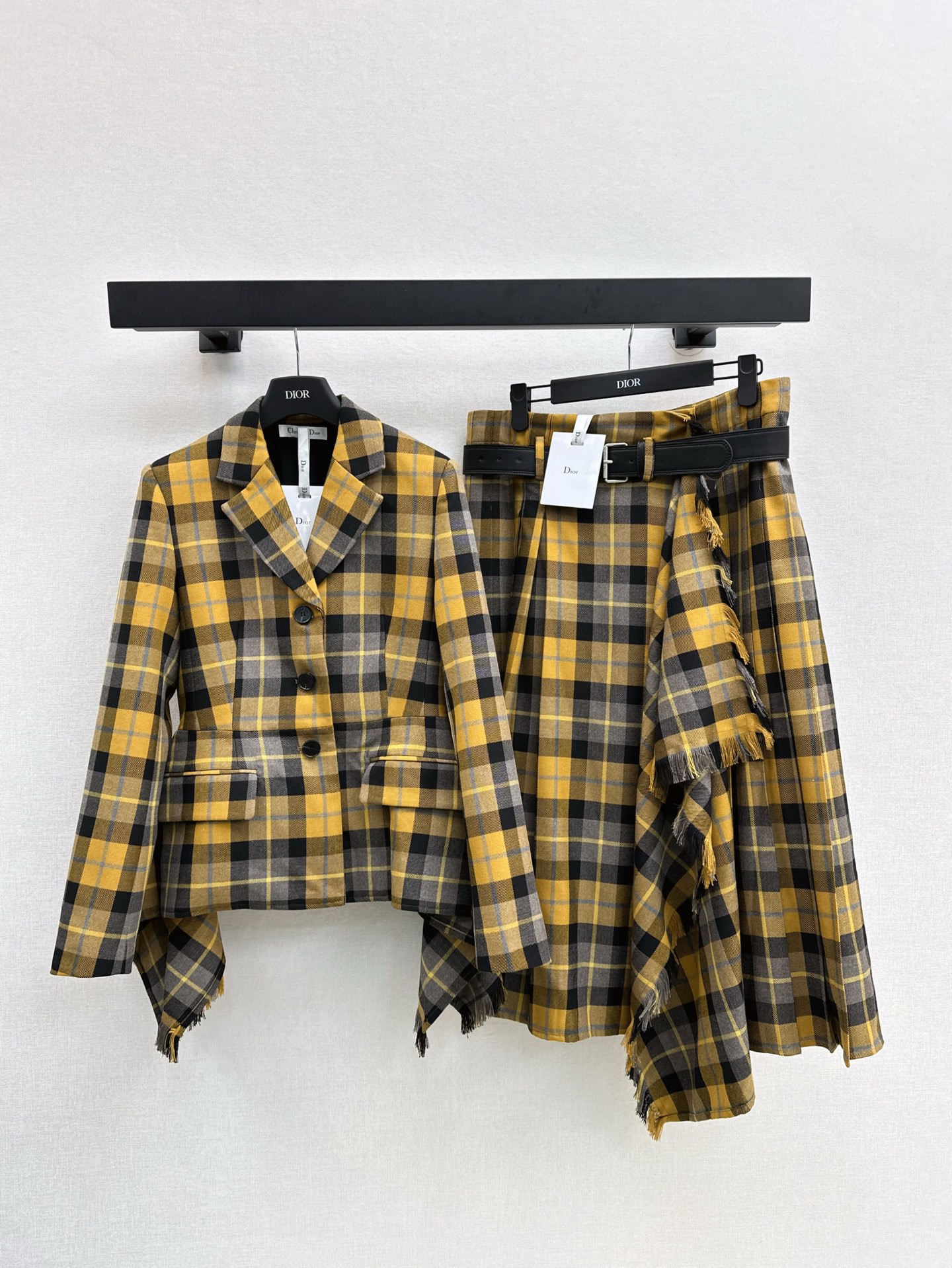 NO:297546,CD 25Ss—————The latest Scottish style retro plaid waist-hugging suit jacket in early spring, three-dimensional waist-hugging style, irregular design on both sides, hair-pulling tassel craftsmanship, elegant temperament and texture, waist-hugging tailoring, layered upper body and slimming flesh, full tone, full color, sml,, jackets & coats, business suit, alexander wang19860909CD 25Ss————早春最新款苏格兰风系列复古格纹收腰西装外套 立体收腰版型 双侧不规则设计 拔毛流苏工艺 优雅气质显质感 收腰剪裁 上身有层次感并且藏肉显瘦 腔调感十足 一色现货发售sml,,jackets & coats,business suit,alexander wang,Women's clothing