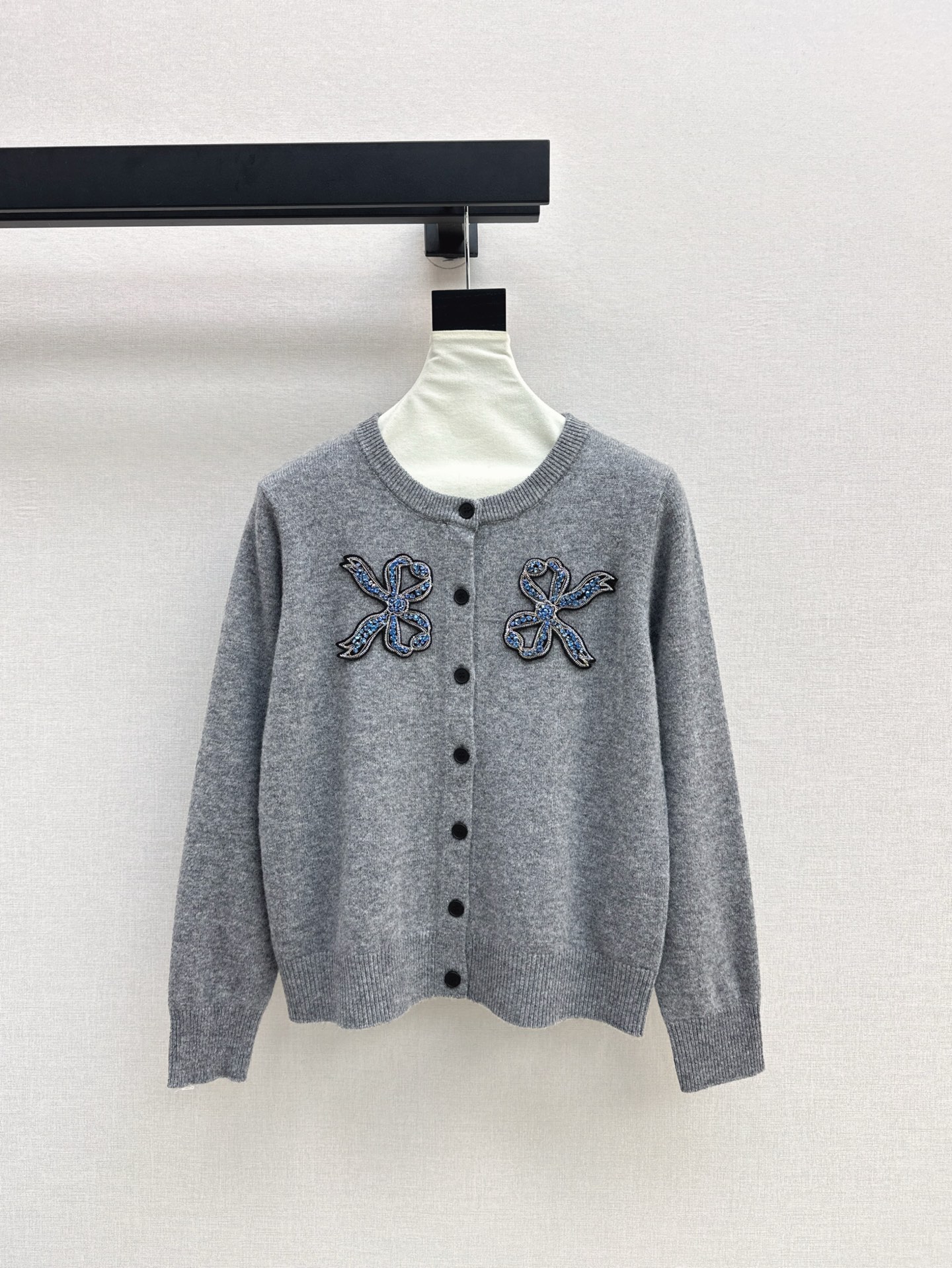 NO:297534,Exclusive model ~ VLTN 25Ss————The latest style of early spring bow sequin embroidery decorative knitted cardigan age-reducing college-style girls must enter ~~ The cardigan is like a magical existence. It is good and easy to wear and has to love it. Single wear with jeans and dresses layered in autumn and winter. It is very elegant no matter how you match it, the texture is super good. Sisters who pursue quality must enter. Two colors are on sale in stock, skirts, jeans, alexander wang19860909独家款 ～ VLTN 25Ss————早春最新款蝴蝶结亮片刺绣装饰针织开衫减龄学院风少女们一定要入～～开衫简直神一样的存在 颜值高又好穿不得不爱 单穿搭配牛仔裤连衣裙秋冬叠穿 怎么搭配都很有气质 质感超棒 追求品质的姐妹一定要入哦 两色现货发售sml,,skirts,jeans,alexander wang,Women's clothing