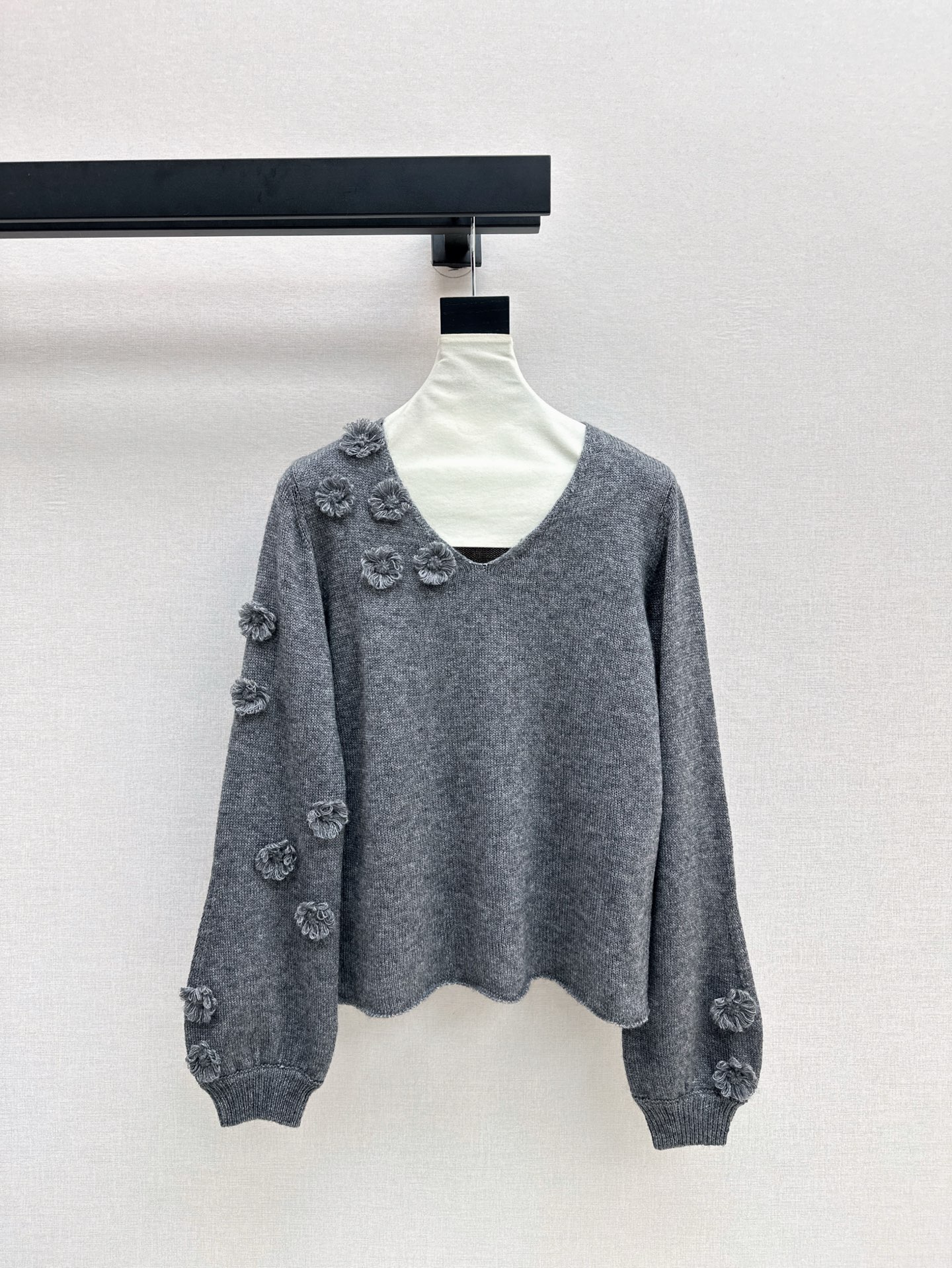 NO:297526,Exclusive model ~ Miu 25Ss————The latest three-dimensional flower decorative V-neck sweater with soft wool yarn ~ Paired with exquisite flowers and heavy industry effects, radiating light, luxurious and feminine!  Warm feeling given by wool yarn, slightly fluffy but light texture, three-color spot sml, miumiu, sweaters, alexander wang19860909独家款～ Miu 25Ss————早春最新款立体花朵装饰V领毛衣柔软的羊毛纱线～搭配精致花朵重工效果放射光 奢华又带女人味！羊毛纱线赋予的保暖感 稍微蓬松但轻盈的质感 三色现货发售sml,,miumiu,sweaters,alexander wang,Women's clothing