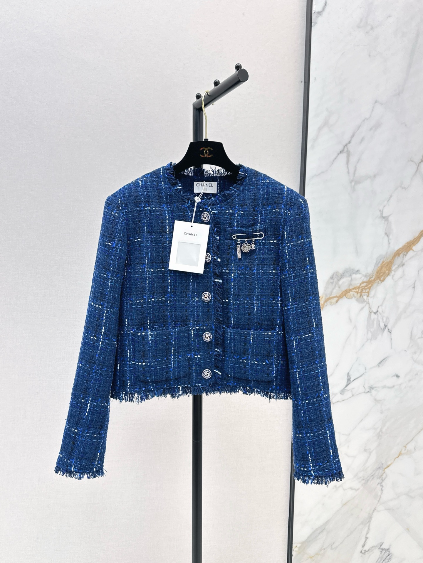 NO:297523,Exquisite and high-end C home 25Ss——————The latest retro green checked braided jacket in early spring, especially atmosphere, the first choice for the New Year's dress, the upper body looks white in skin, the delicate and delicate style, elegant and high-end, chest brooch decoration   custom buttons, special heavy-industrial wool knitted fabric, one-color spot on sale sml, chanel, jackets & coats, brooch, breastpin, alexander wang19860909精致又高级 C家 25Ss————早春最新款复古绿格纹编织外套 特别有氛围感 新年的首选战衣 上身显肤色白 精致感满满的小香风 优雅大方又高级 胸前胸针装饰  定制纽扣 特别重工的羊毛编织面料 一色现货发售sml,,chanel,jackets & coats,brooch，breastpin,alexander wang,Women's clothing