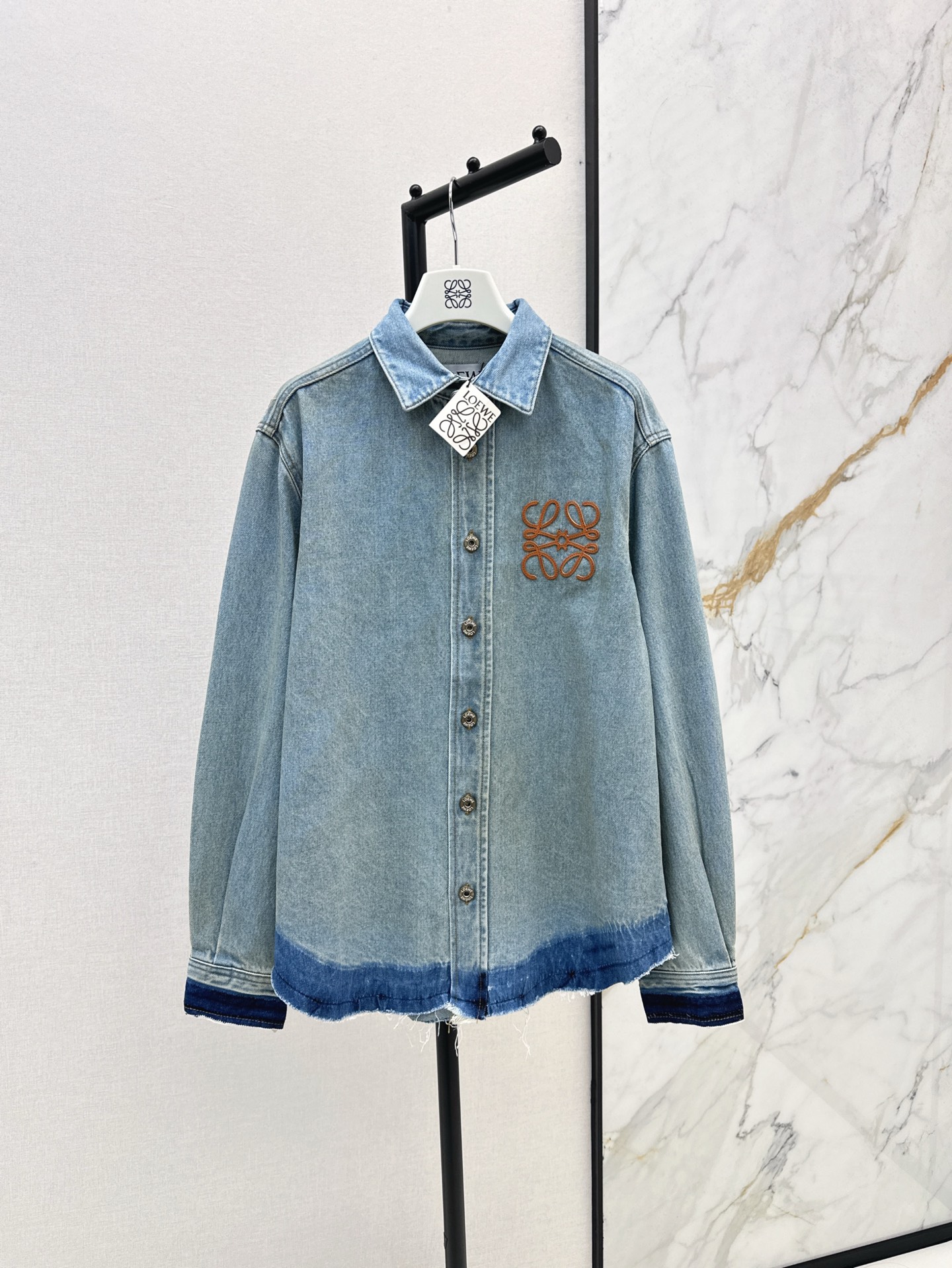 NO:297520,Retro and fashionable Loe 25Ss——————The latest classic logo embroidery decorative denim shirt in early spring. Casual retro and casual and casual. Gradient color washing process. The style is just right. It is very inclusive. It covers the flesh and looks slim. It can be worn as a thin jacket. It is practical and fashionable. It is sold in stock. SML, loewe, jackets & coats,shirts,alexander wang.19860909复古时髦 Loe 25Ss————早春最新款经典logo刺绣装饰牛仔衬衫 休闲复古有随性感 渐变色洗水工艺 版型廓形恰到好处 对身材包容性很好 遮肉显瘦 可以当薄外套穿 实穿并且时髦度拉满 一色现货发售sml,,loewe,jackets & coats,shirts,alexander wang,Women's clothing