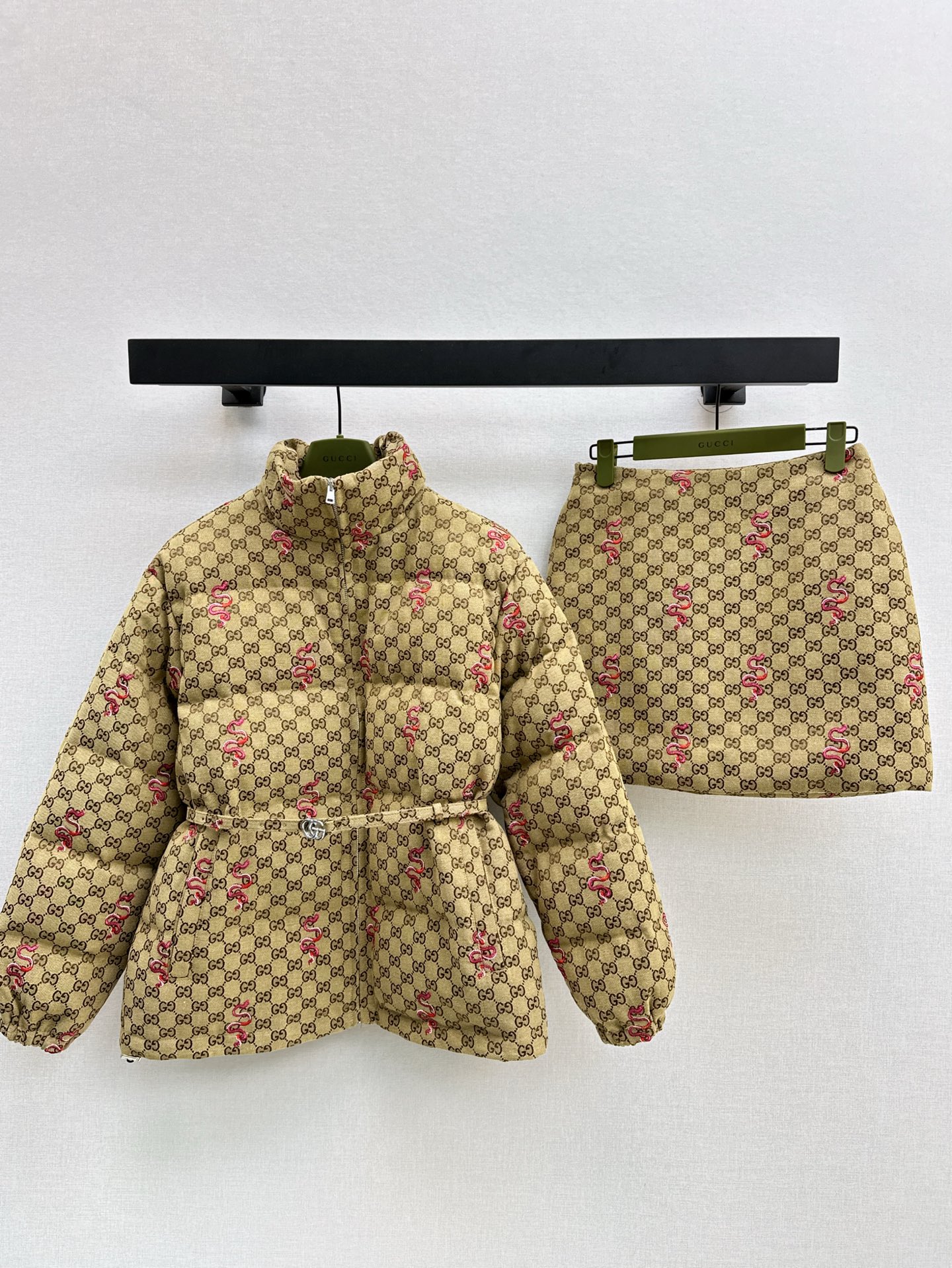 NO:297517,Gu 25Ss———————The latest classic jacquard down jacket in early spring, Snake Year limited series, a series of imported ~ very high-end imported high-density textures, embroidered jacquard fabrics, carefully look at the details, the most distinctive 1:1 high-end material, the upper body is very cool, clean and productive, and the temperament is enhanced~~Fully according to the level of high-quality ready-to-wear, fall in love with it at first glance, a must-have item for temperament MM, equipped with dust bag, one-color spot sml, down jacket, alexander wang19860909Gu 25Ss————早春最新款经典提花羽绒服 蛇年限定系列 一系列入～非常高级的进口高密度质地 刺绣提花面料 仔细看细节 最具特色的1:1高级材质 上身非常飒 干净有品 提气质~~完全按照高定成衣水准 一眼爱上 气质MM必入单品 配防尘袋 一色现货发售sml,,down jacket,alexander wang,Women's clothing