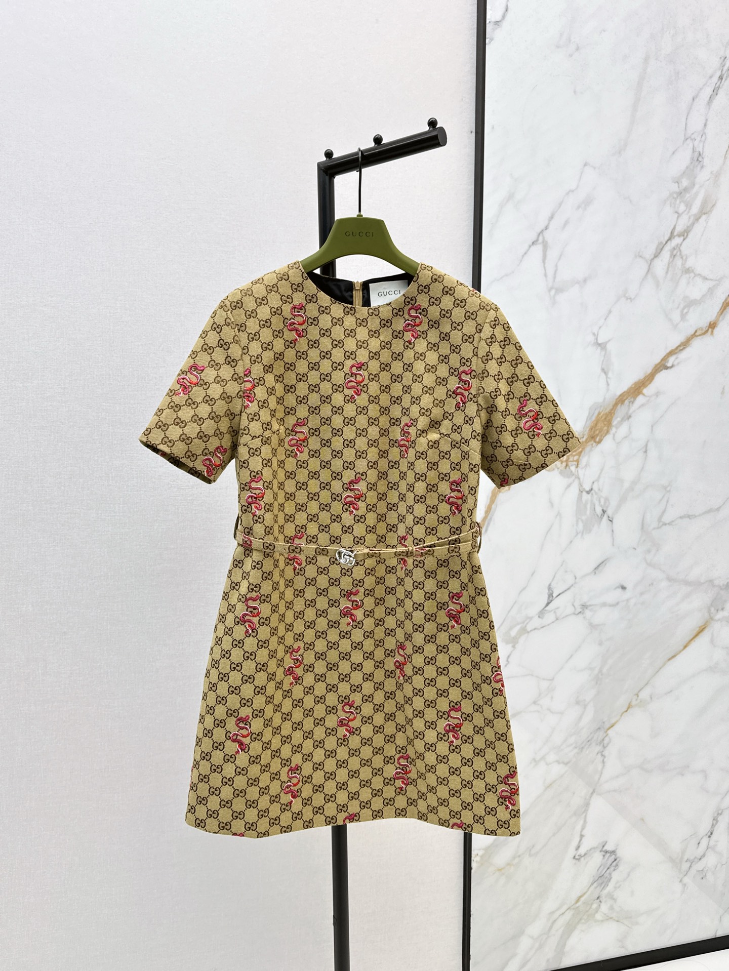 NO:297557,Gu 25Ss———————The latest classic jacquard dress for early spring, a series of limited series of snake-years-old imported high-density textures, embroidered jacquard fabrics, carefully look at the details, the most distinctive 1:1 high-end material, the upper body is very cool, clean and productive, and the temperament is enhanced~~Fully according to the level of high-quality ready-to-wear, fall in love with it at first glance, a must-have item for temperament MM, one-size spot sml, skirts, alexander wang19860909Gu 25Ss————早春最新款经典提花连衣裙蛇年限定系列 一系列入～非常高级的进口高密度质地 刺绣提花面料 仔细看细节 最具特色的1:1高级材质 上身非常飒 干净有品 提气质~~完全按照高定成衣水准 一眼爱上 气质MM必入单品 一色现货发售sml,,skirts,alexander wang,Women's clothing